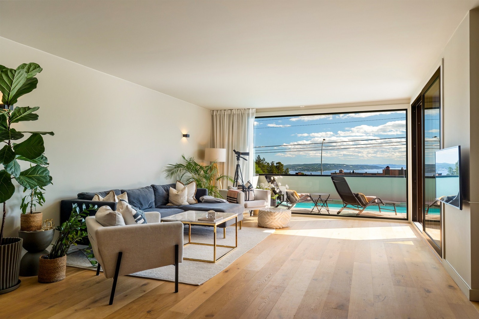 Stuen har kvaliteter som bl.a. lekker enstavs eikeparkett, gulvvarme og store vindusflater fra gulv til tak, som bidrar til rikelig med dagslys og nydelig utsikt mot fjorden. Galleribilde