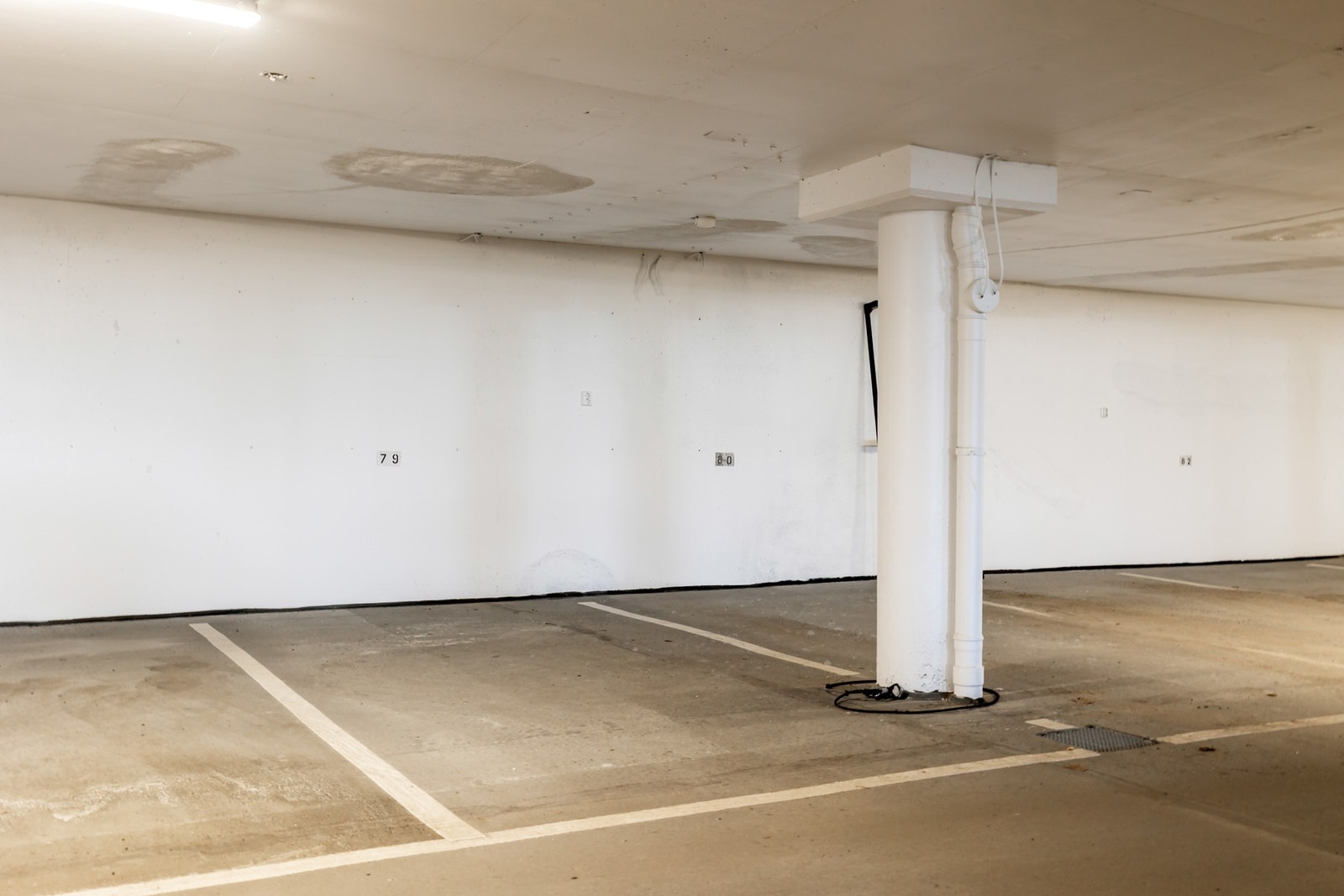Ifølge selger har leiligheten en leierett til en parkeringsplass merket 79 i felles garasjeanlegg i Sondreveien 1 (se viktig info om garasjeplassen i salgsoppgaven). For øvrig er det godt med parkering langs veien. Galleribilde