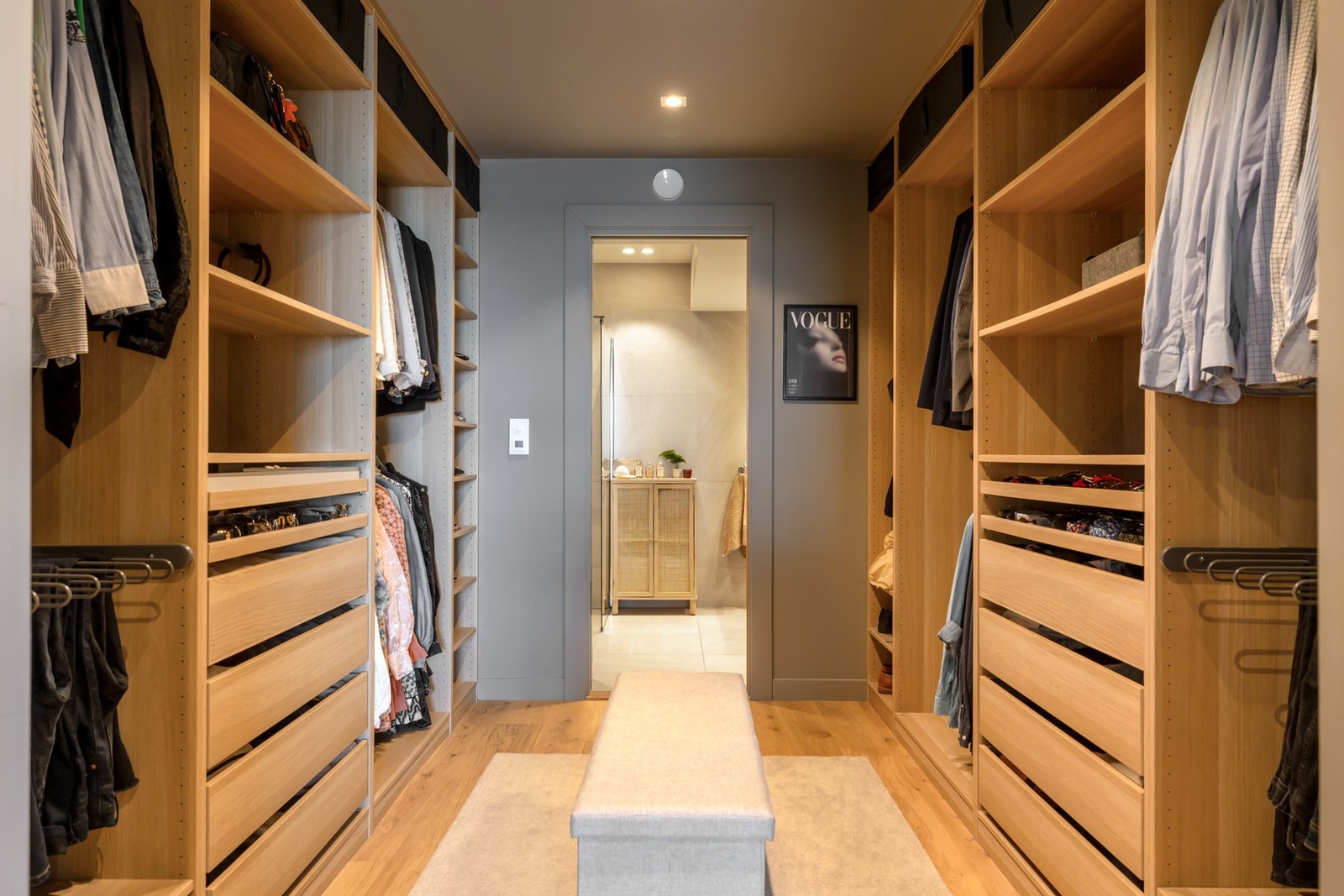 Hovedsoverommets "walk-in" garderobe byr på rikelig med oppbevaringsplass med både skuffer, hyller og oppheng. Galleribilde