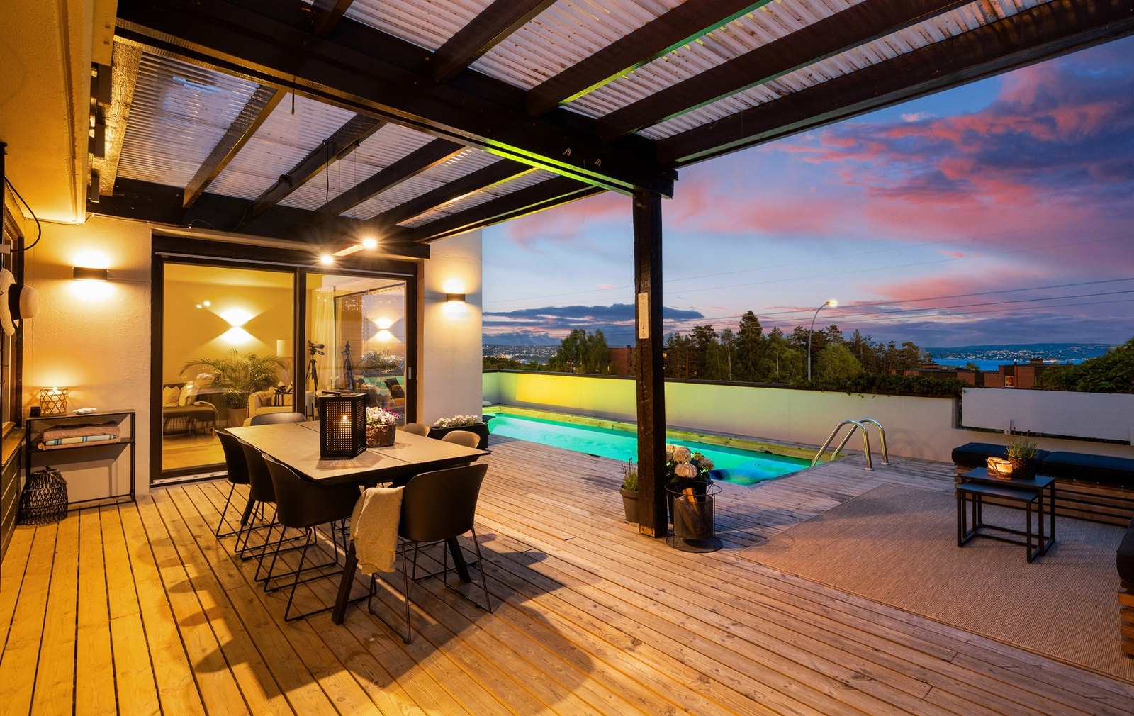Pergola og utebelysning skaper en lun og hyggelig atmosfære, og det er rikelig med plass til både sittegrupper og grill. Galleribilde