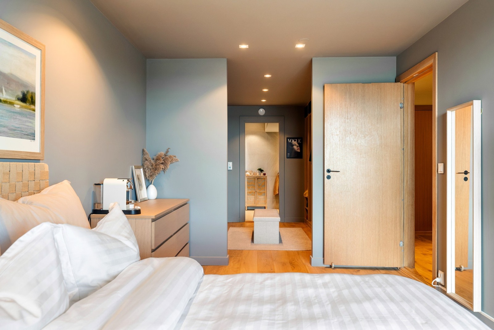 Hovedsoverommet har i tilegg eget bad og romslig "walk-in" garderobe med rikelig oppbevaringsplass. Galleribilde