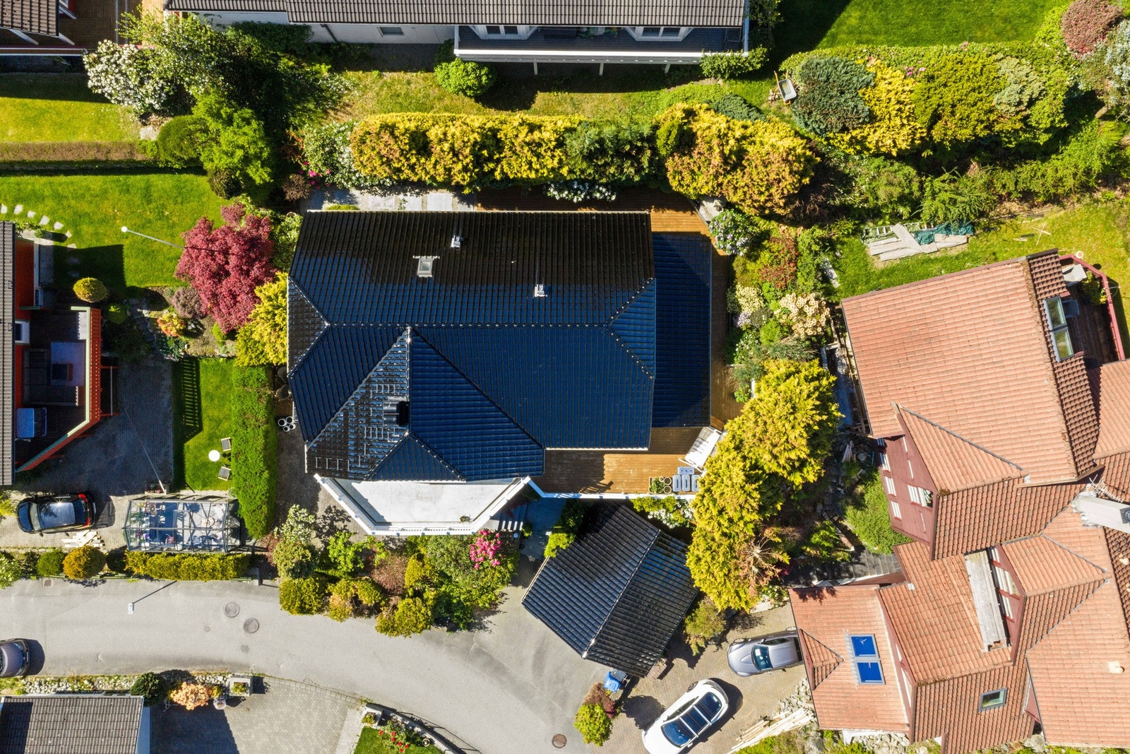 Taket ble byttet i 2013. Den hvite fasaden i kombinasjon med det sorte taket gir boligen et stilrent og tidløst uttrykk. Kontrastene fremhever husets moderne arkitektur og skaper et eksklusivt førsteinntrykk. Galleribilde