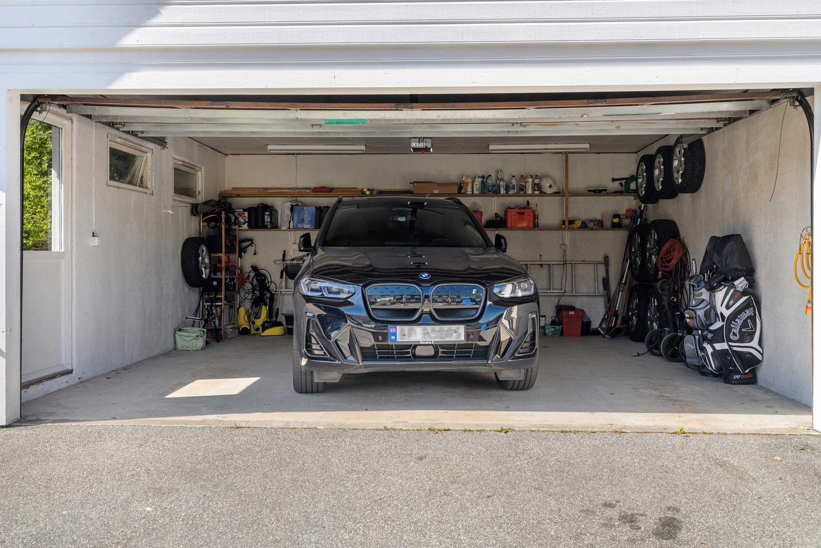 Her har du plass til det meste, og kan la bilen(e) stå trygt i vær og vind Galleribilde