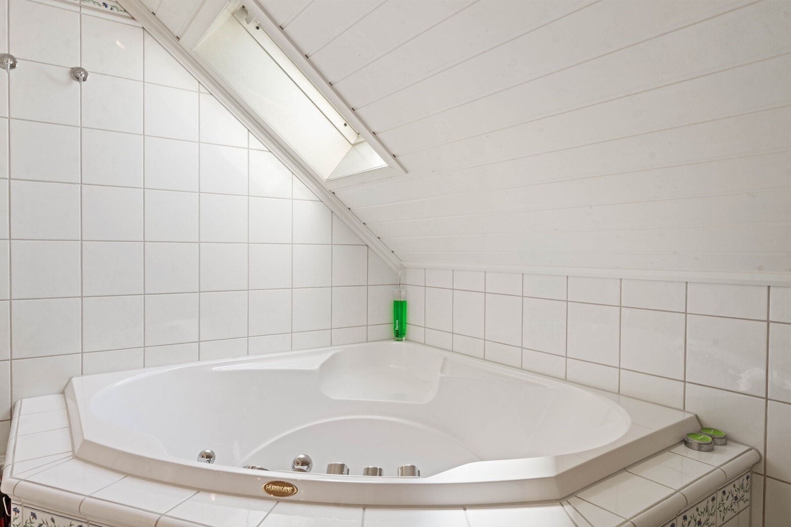 Badet er innredet med boblebadekar som gir en følelse av hverdagsluksus og velvære. Her kan du senke skuldrene og nyte avslappende stunder i komfortable omgivelser. Kombinasjonen av funksjonalitet og spa-følelse gjør badet til et naturlig sted for rekreas Galleribilde