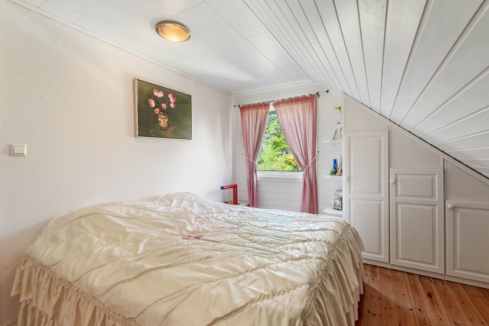 Det er stedbygget skap på ene soverommet. Galleribilde