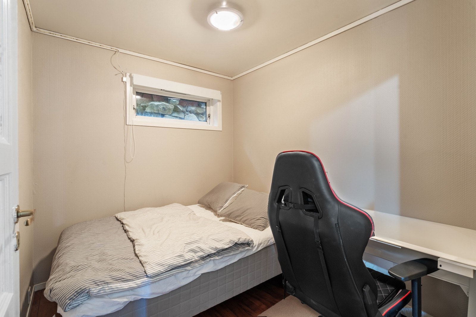 Kontor/soverom. Her er det plass til både seng og skrivebord. Galleribilde