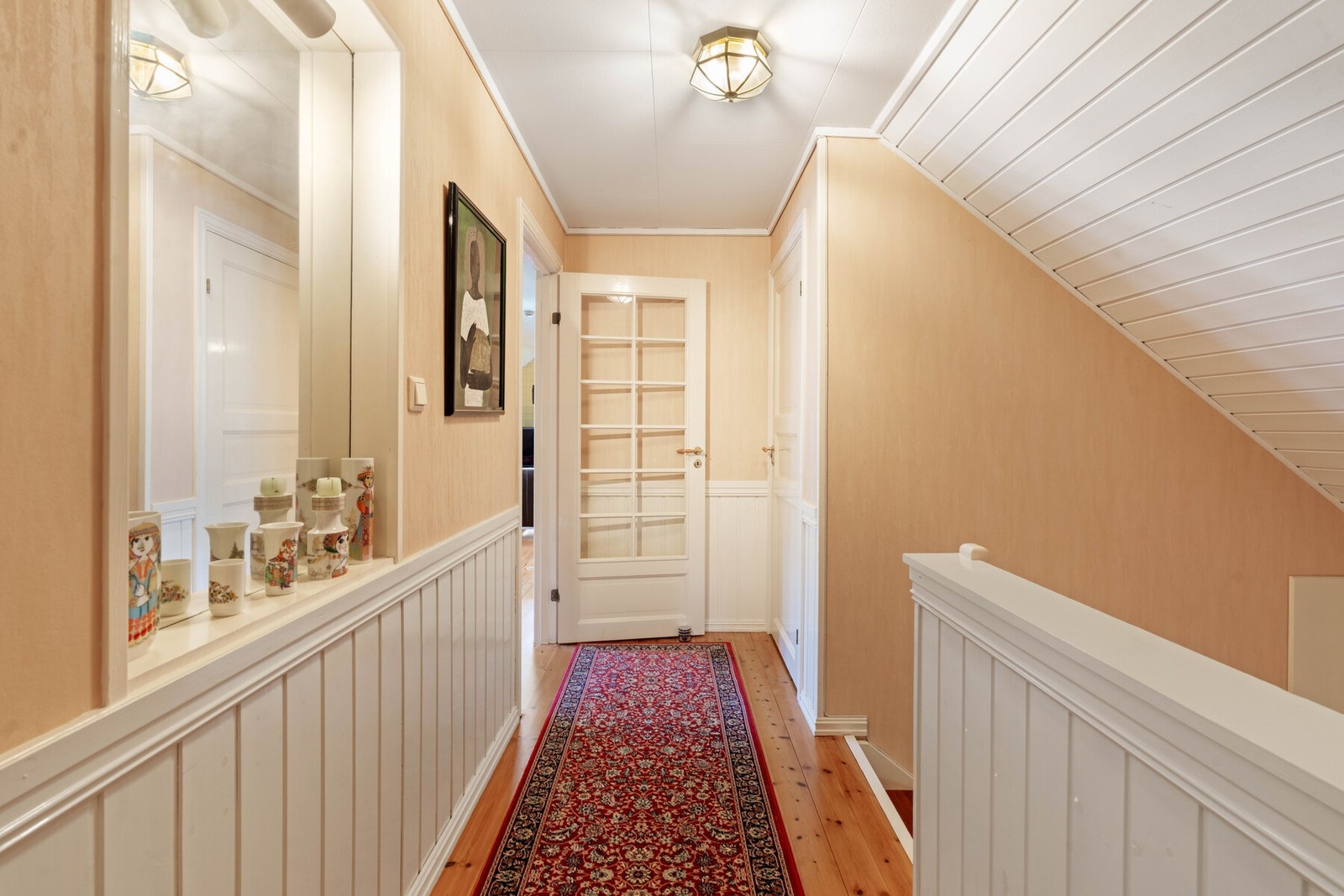 Mellomgang med adkomst til soverom, bad og loftstue. Galleribilde
