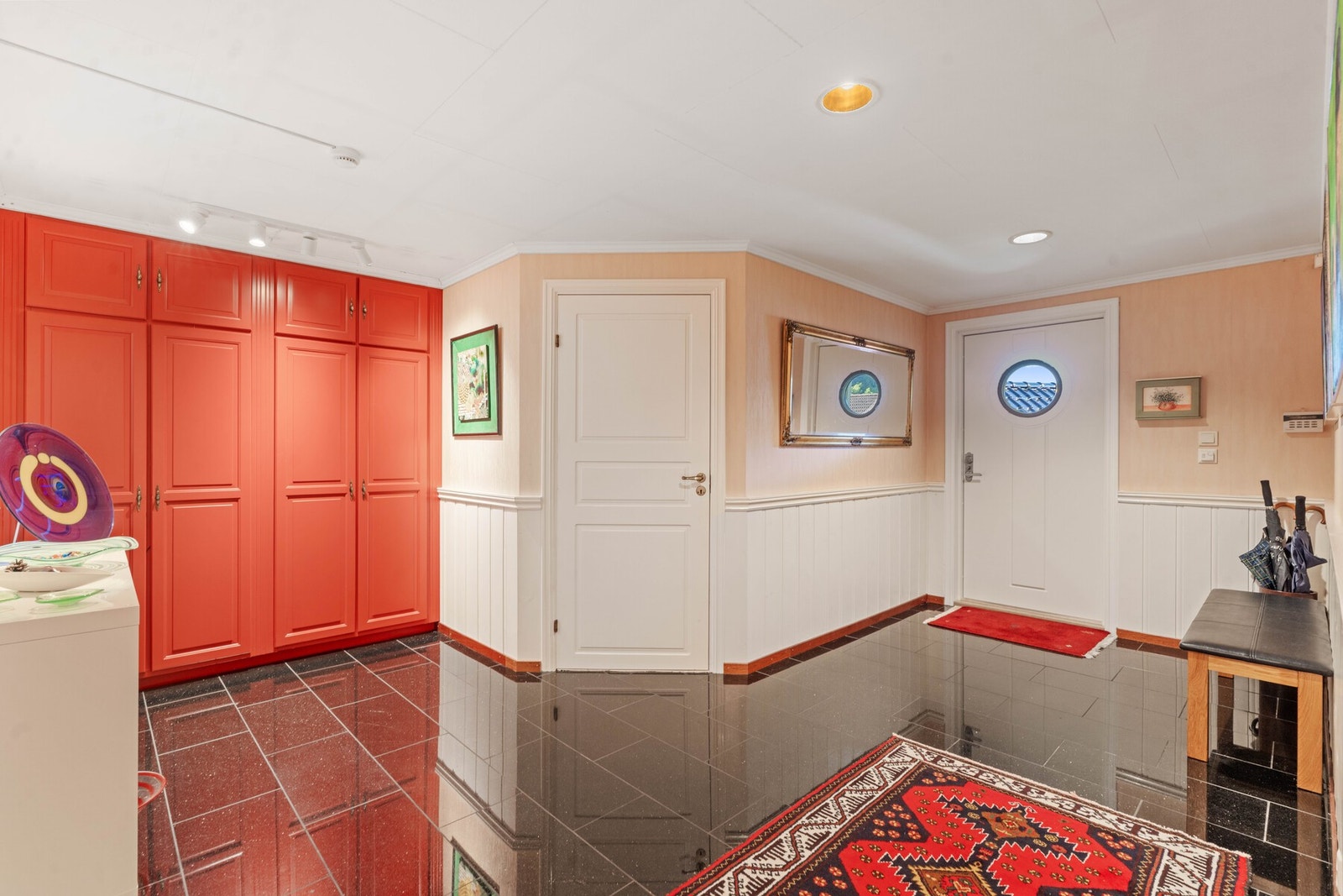 Hallen er flislagt og det er lagt varmekabler i gulvene. De elegante flisene skaper en stilren helhet, samtidig som de er både slitesterke og praktiske i en travel hverdag. Galleribilde