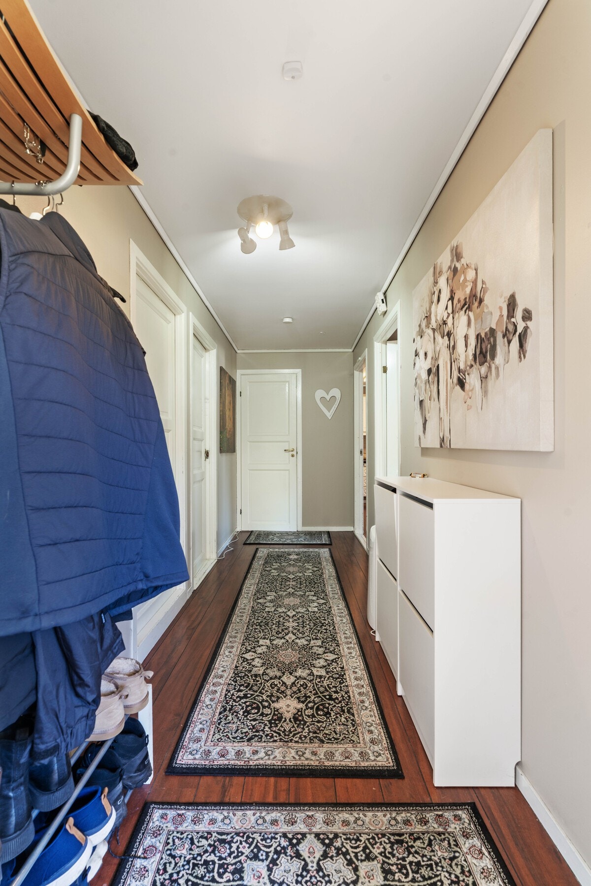 Det er en egen utleiedel i boligen.
Utleiedelen er i samme etasje som hovedinngangen til huset. Galleribilde