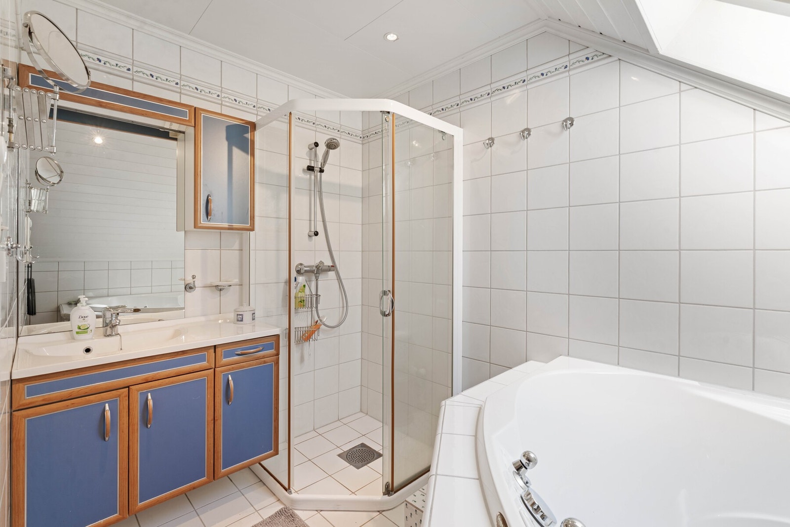 Det er god skapplass på badet også her. Det er også innredet med dusjkabinett og toalett. Galleribilde