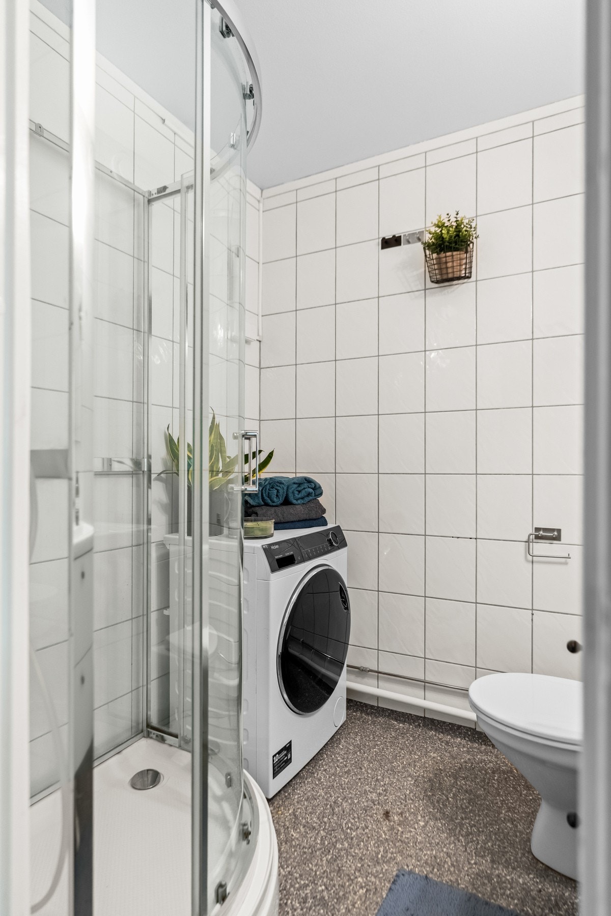 Badet har opplegg for vaskemaskin, servant, blandebatteri og begge skap er nye i 2025 Galleribilde