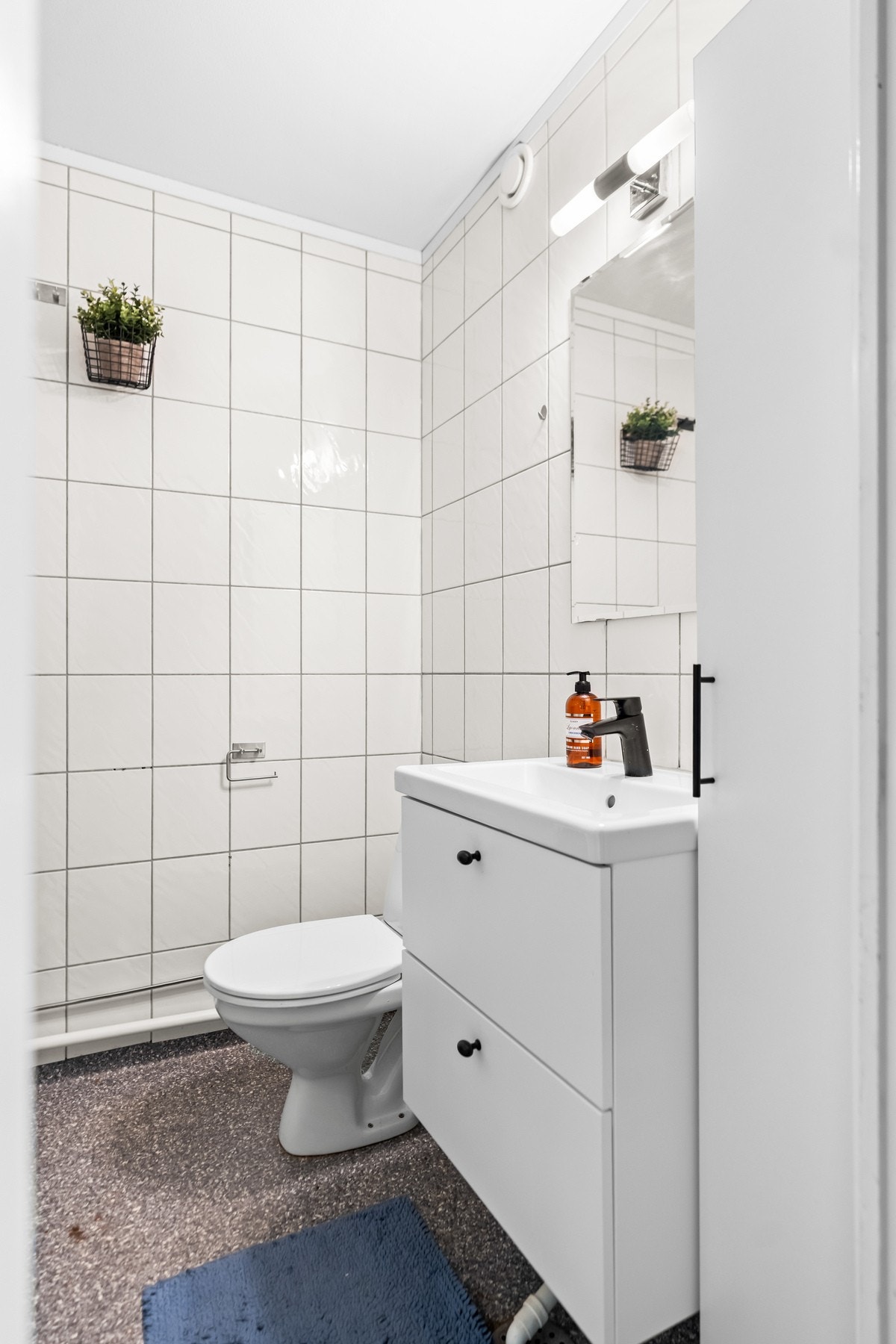 Badet består av dusjkabinett, toalett og innredning med
servant Galleribilde
