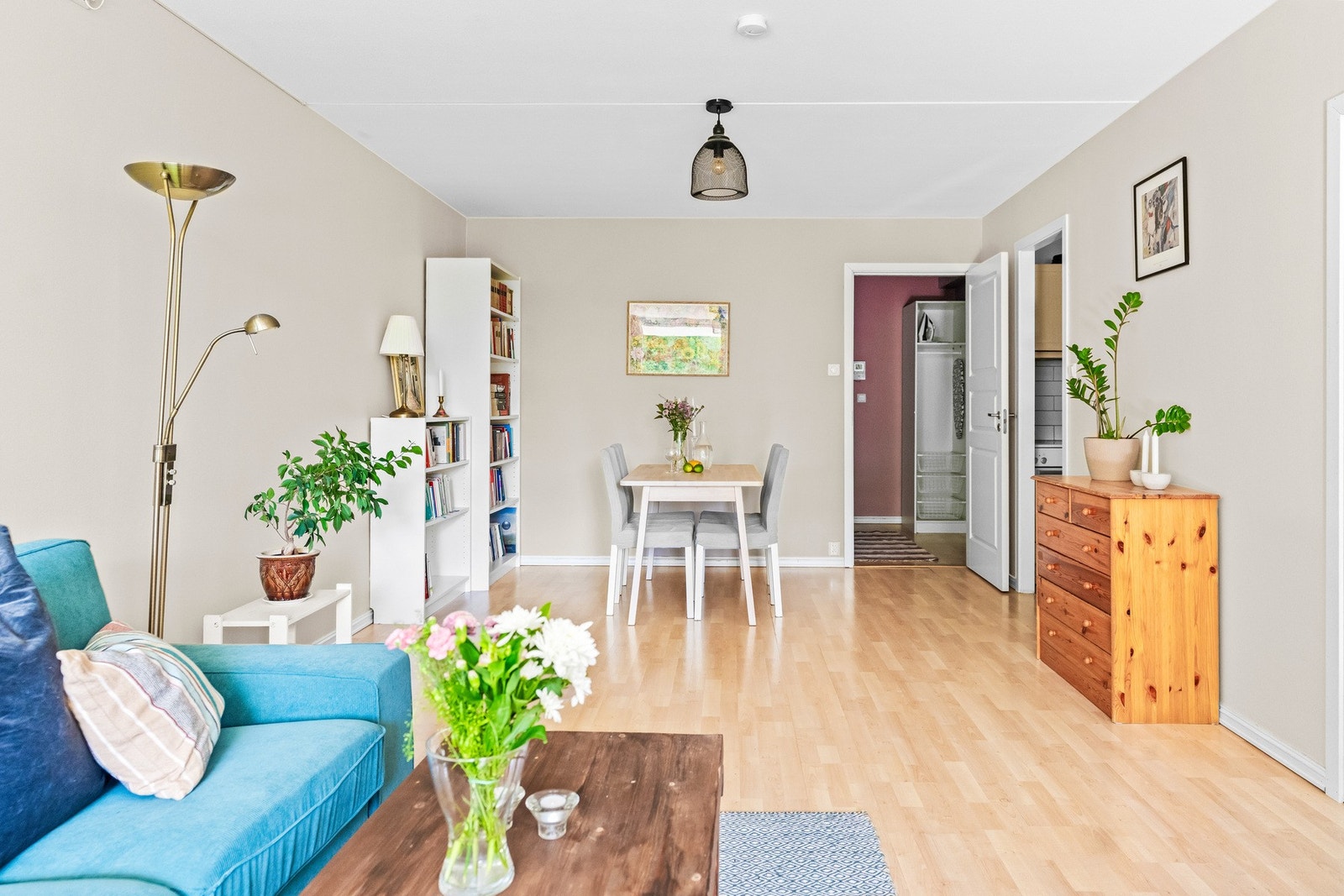 Store vindusflater som gir rikelig med naturlig lys Galleribilde