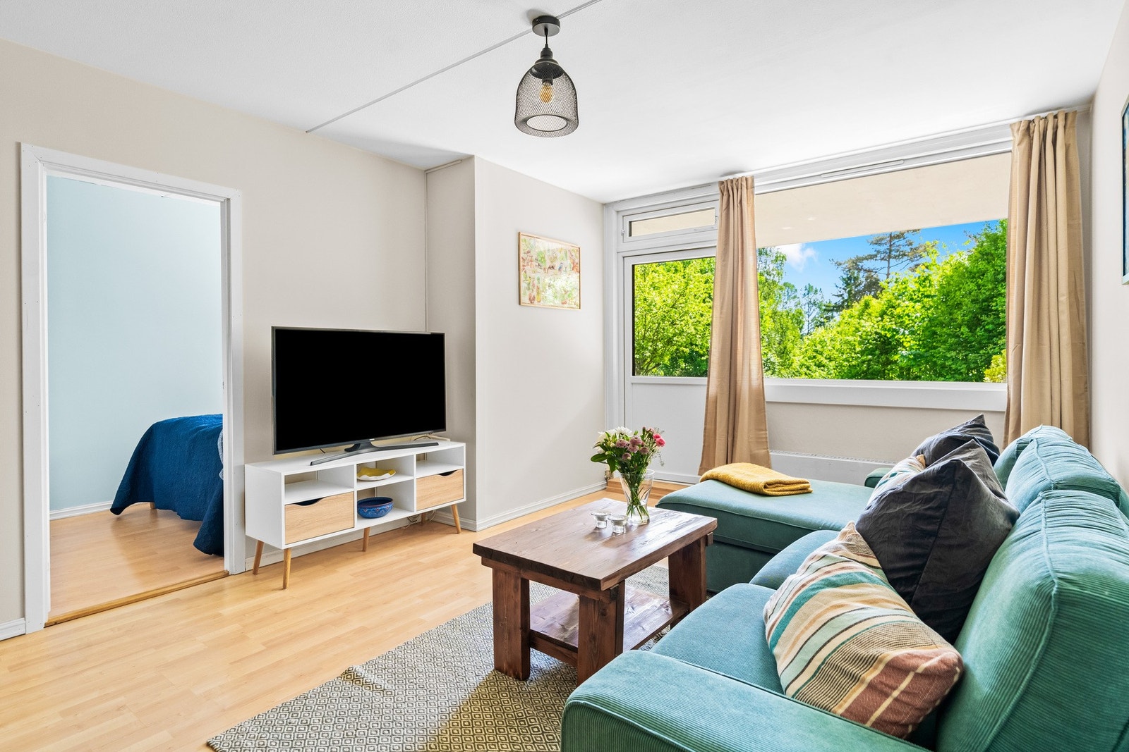 Fra stuen videre inn til soverommet Galleribilde