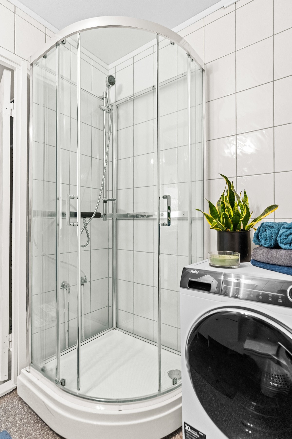 Badet har vinylbelegg på gulvet, flislagte vegger og malt innvendig tak Galleribilde