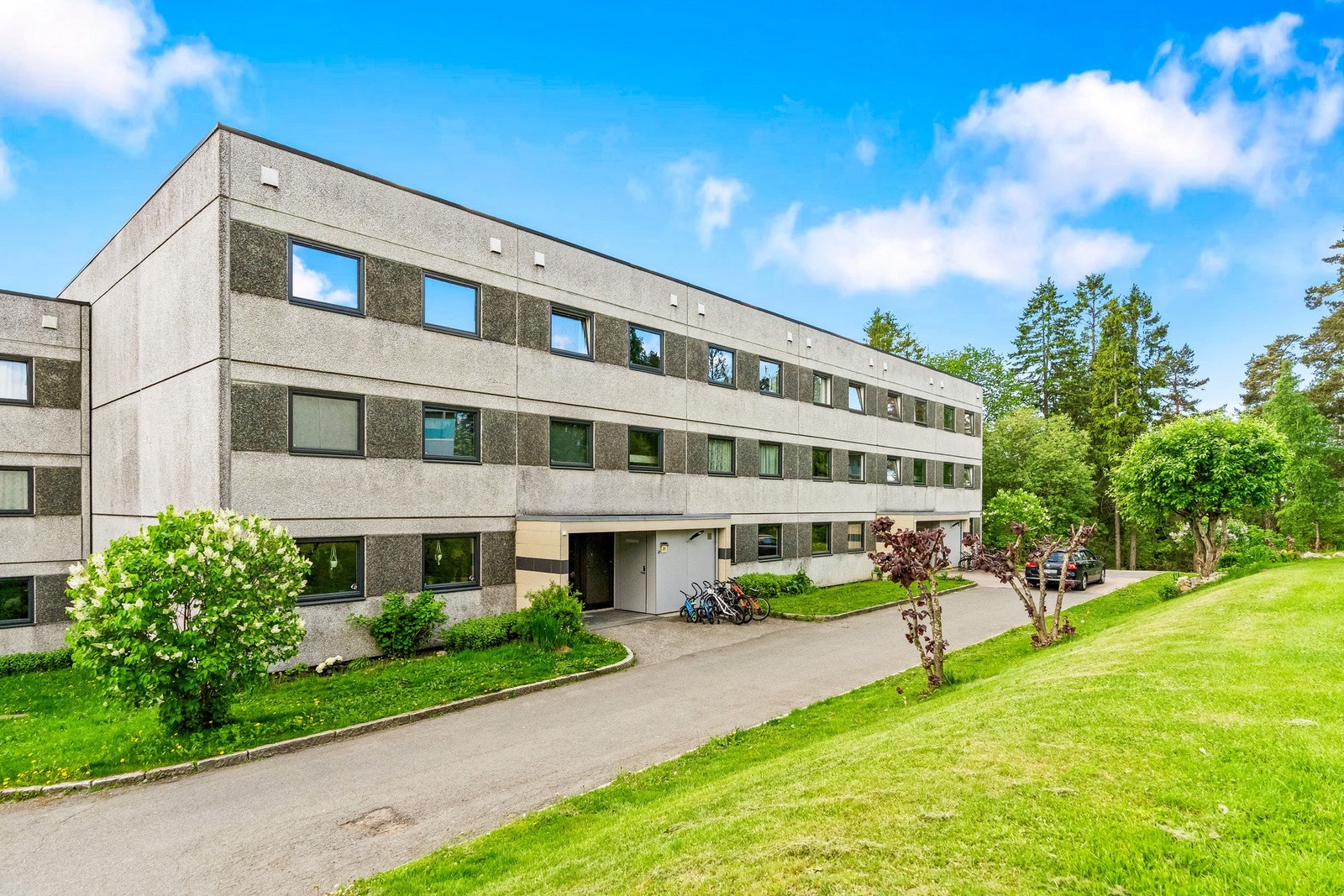 Her har du varmt vann og fyring inkludert i felleskostnadene. Mulighet for å leie garasje/p-plass via styret Galleribilde