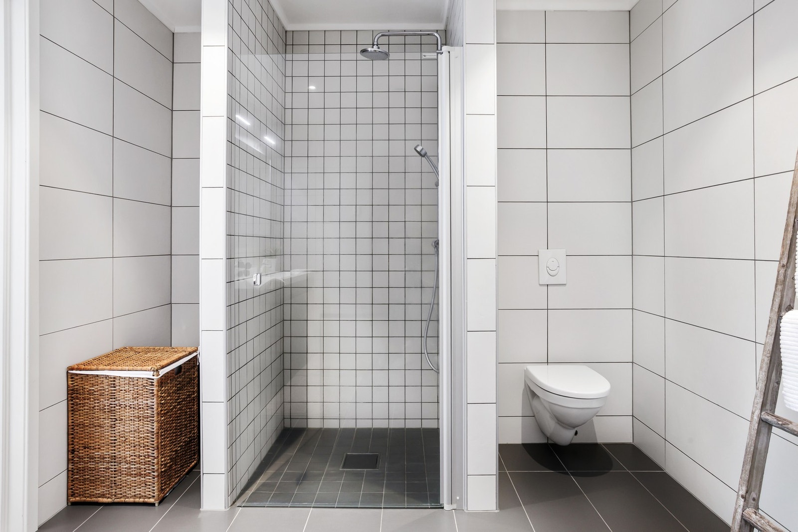 Badet er innredet med vegghengt toalett, dusjnisje, badekar, servantinnredning og vegghengt høyskap Galleribilde