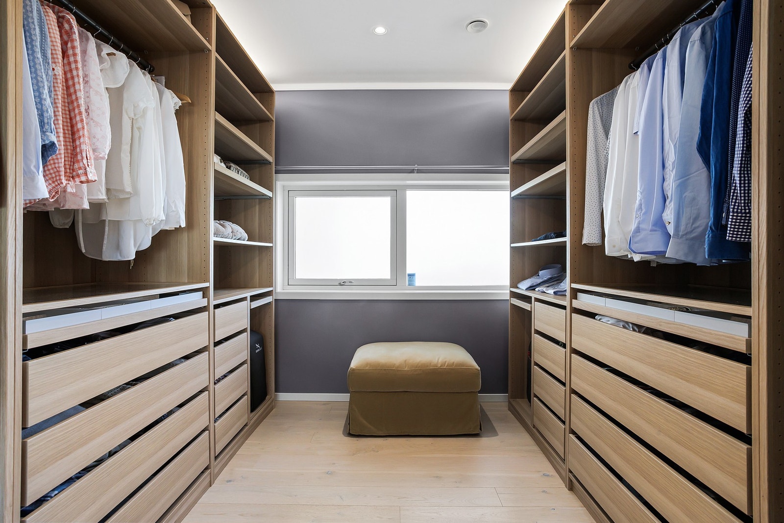 Det tredje soverommet er i dag innredet som walk-in-closet, men kan enkelt benyttes som soverom etter behov Galleribilde