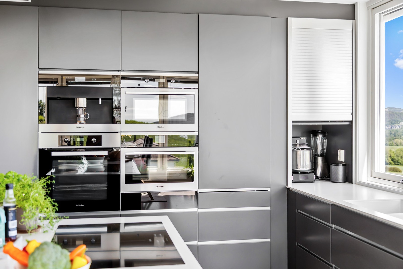 Videre er det installert integrert takventilator, komfyrvakt og automatisk vannstopper med fuktsensor Galleribilde