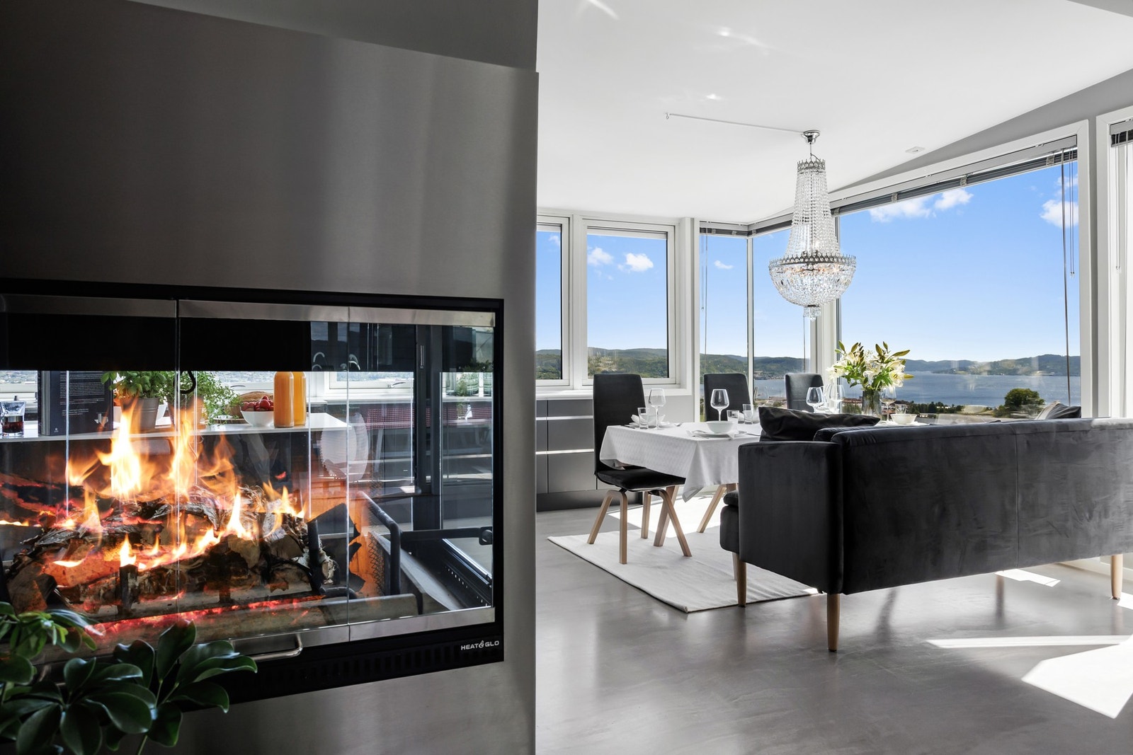 En moderne peisovn utgjør et naturlig midtpunkt i rommet og bidrar til både varme og hygge Galleribilde