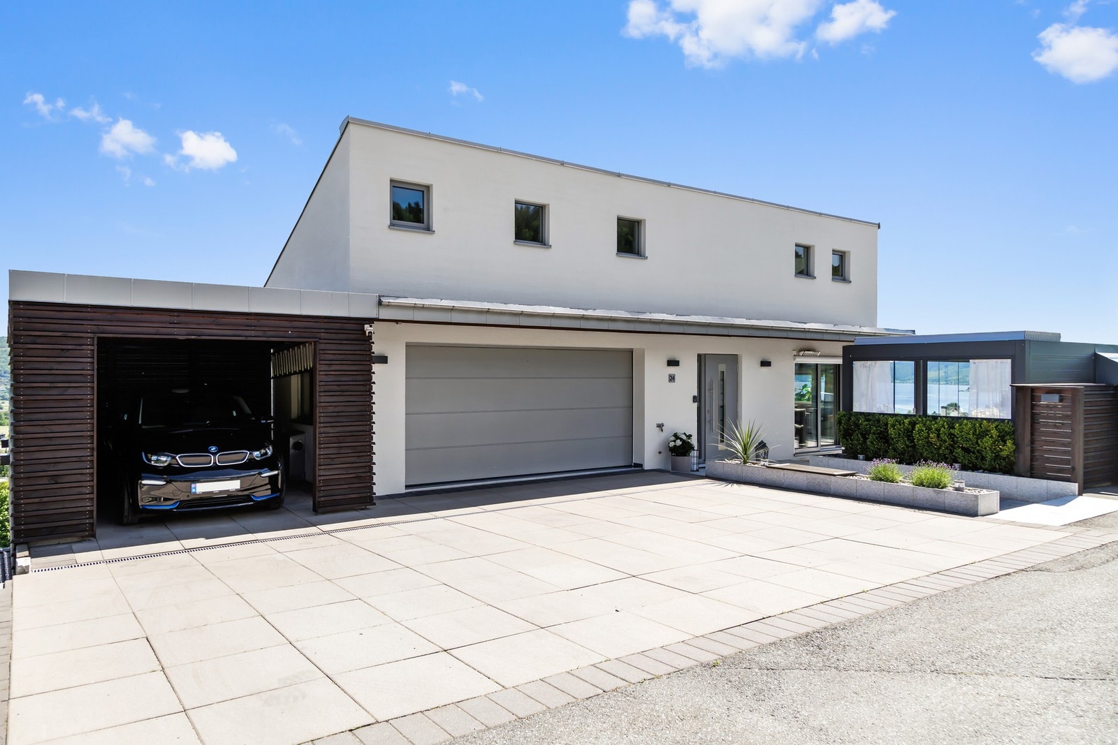 Meget gode parkeringsmuligheter i dobbelgarasje, carport og gårdsplass. Det er montert el-billader Galleribilde