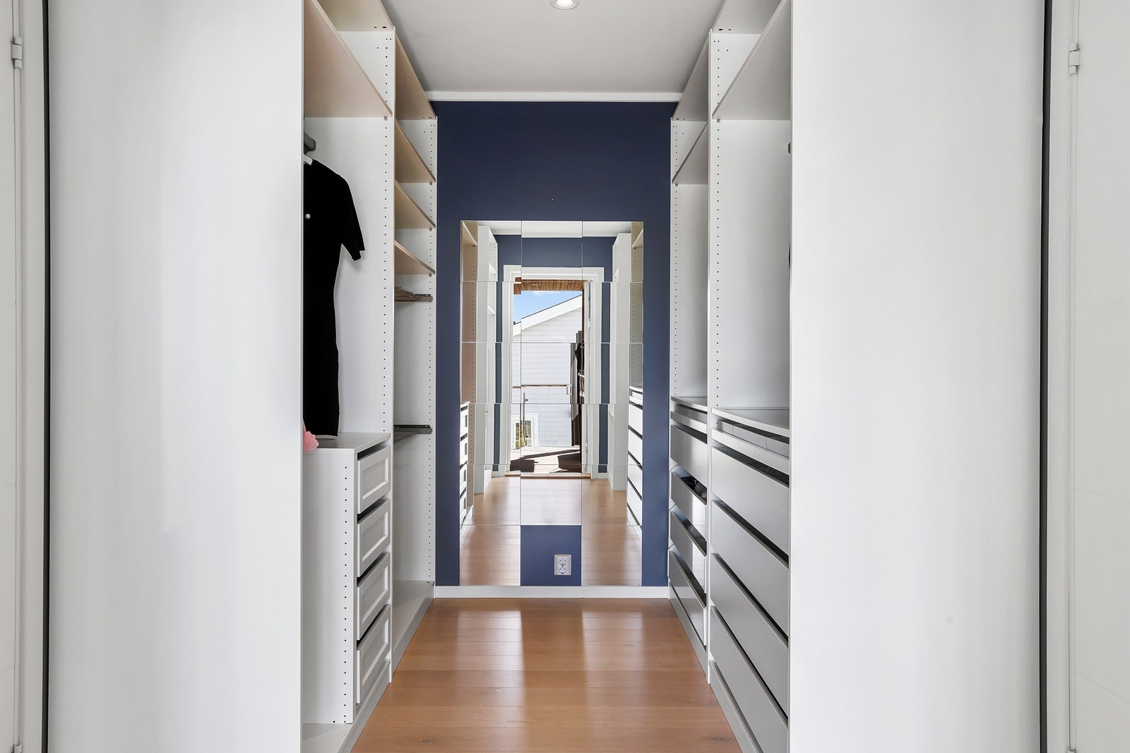 Fra hovedsoverommet er det direkte adkomst til et praktisk walk-in-closet innredet med åpne garderobeløsninger som gir god oversikt og oppbevaringsplass Galleribilde
