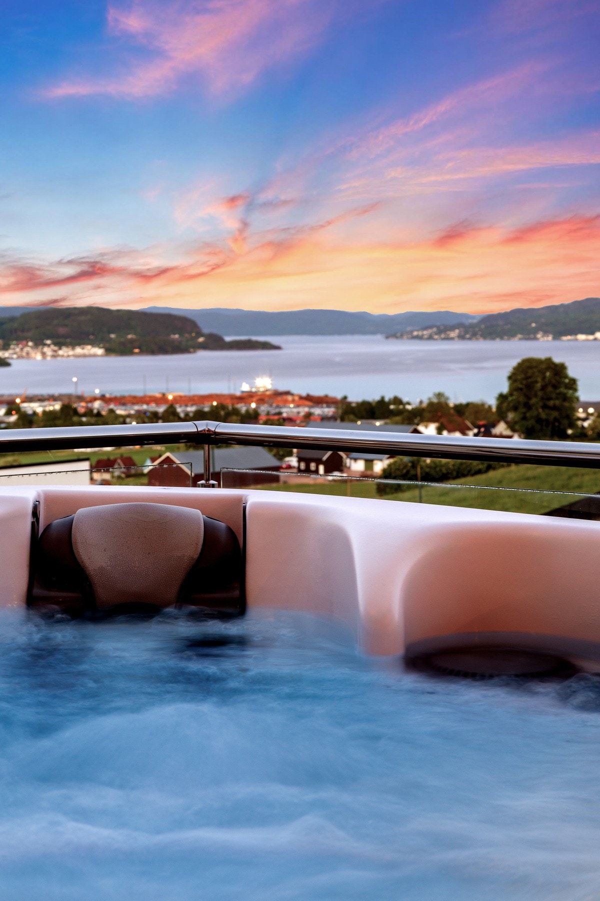 Fra garderoberommet er det adkomst til balkong med jacuzzi Galleribilde