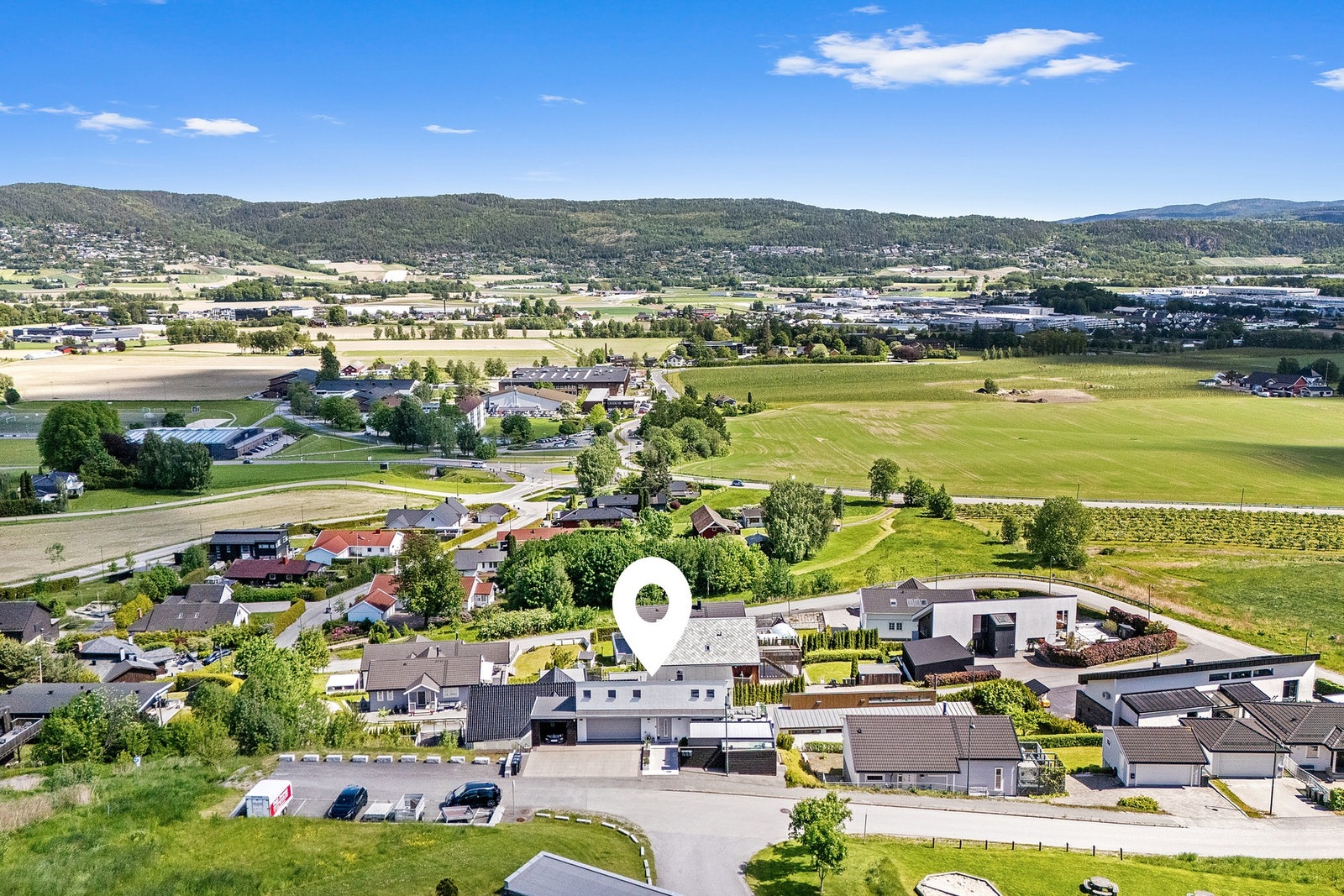 I nærområdet finner man også Høvik barne- og ungdomsskole, St. Hallvard videregående skole og flotte Reistad Arena som er hjemmebane for både Reistad IL og Stoppen SK Galleribilde