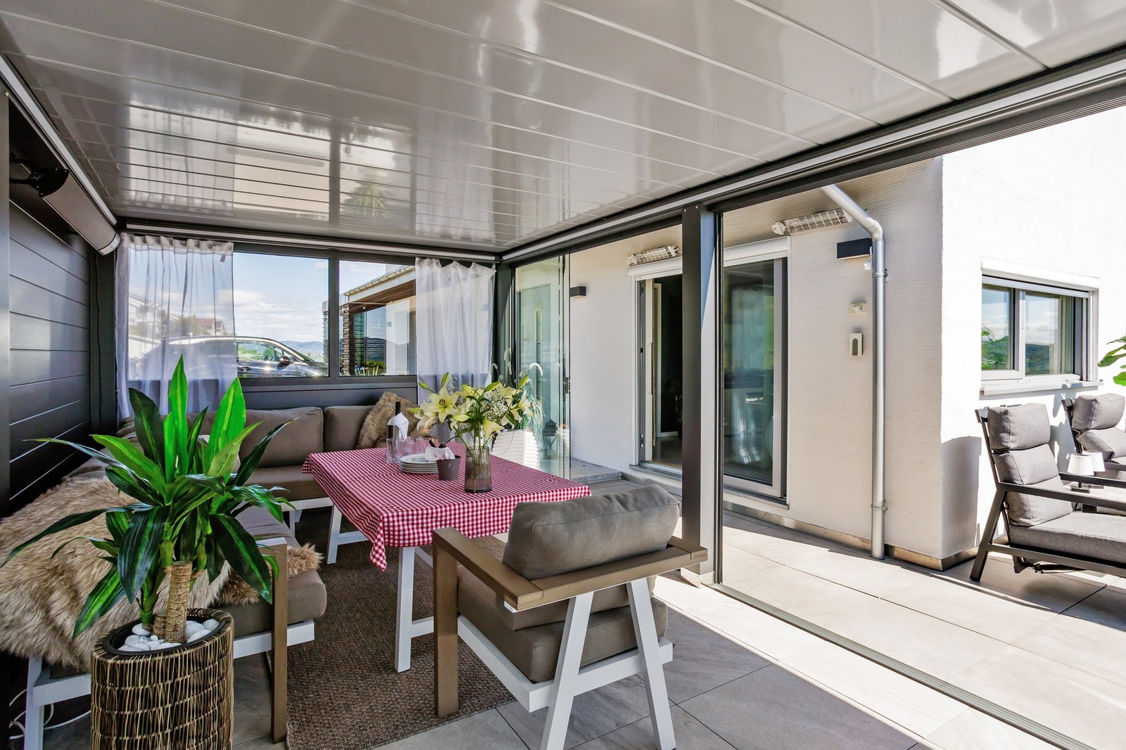Fra stuen er det utgang til en hyggelig utestue på ca. 24 kvm og en terrasse på ca. 28 kvm Galleribilde