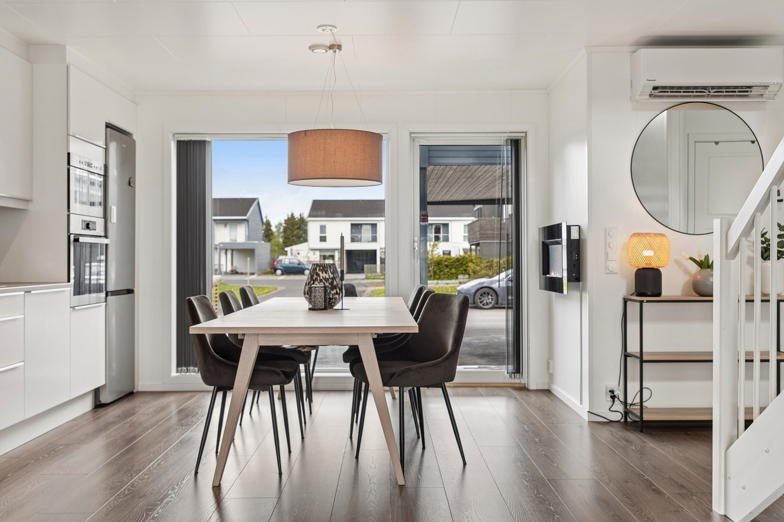 Ved kjøkkenet er det god plass til et større spisebord. Store vinduer sørger for mye lysinnslipp og det er montert lamellgardiner i vinduskarmen. Galleribilde