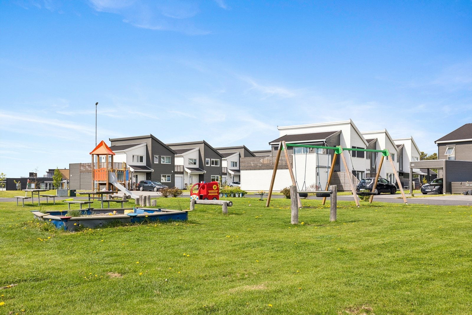 Sameiet har felles lekeplass med store gressarealer. Supert for barnefamilier! Galleribilde