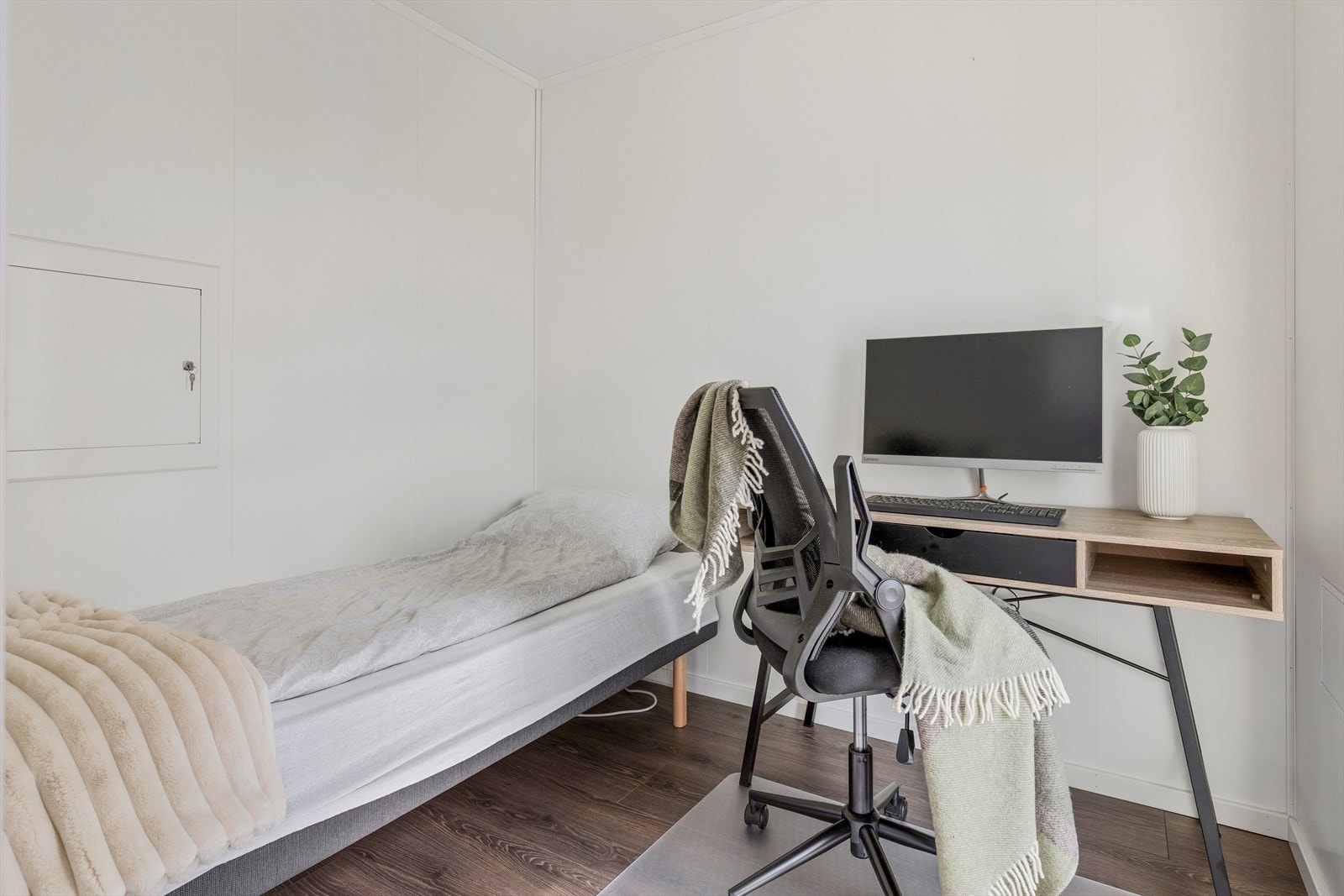 Dette rommet i 1. etg er en bod på byggetegningen, og benyttes idag til gjesterom og kontor. Galleribilde