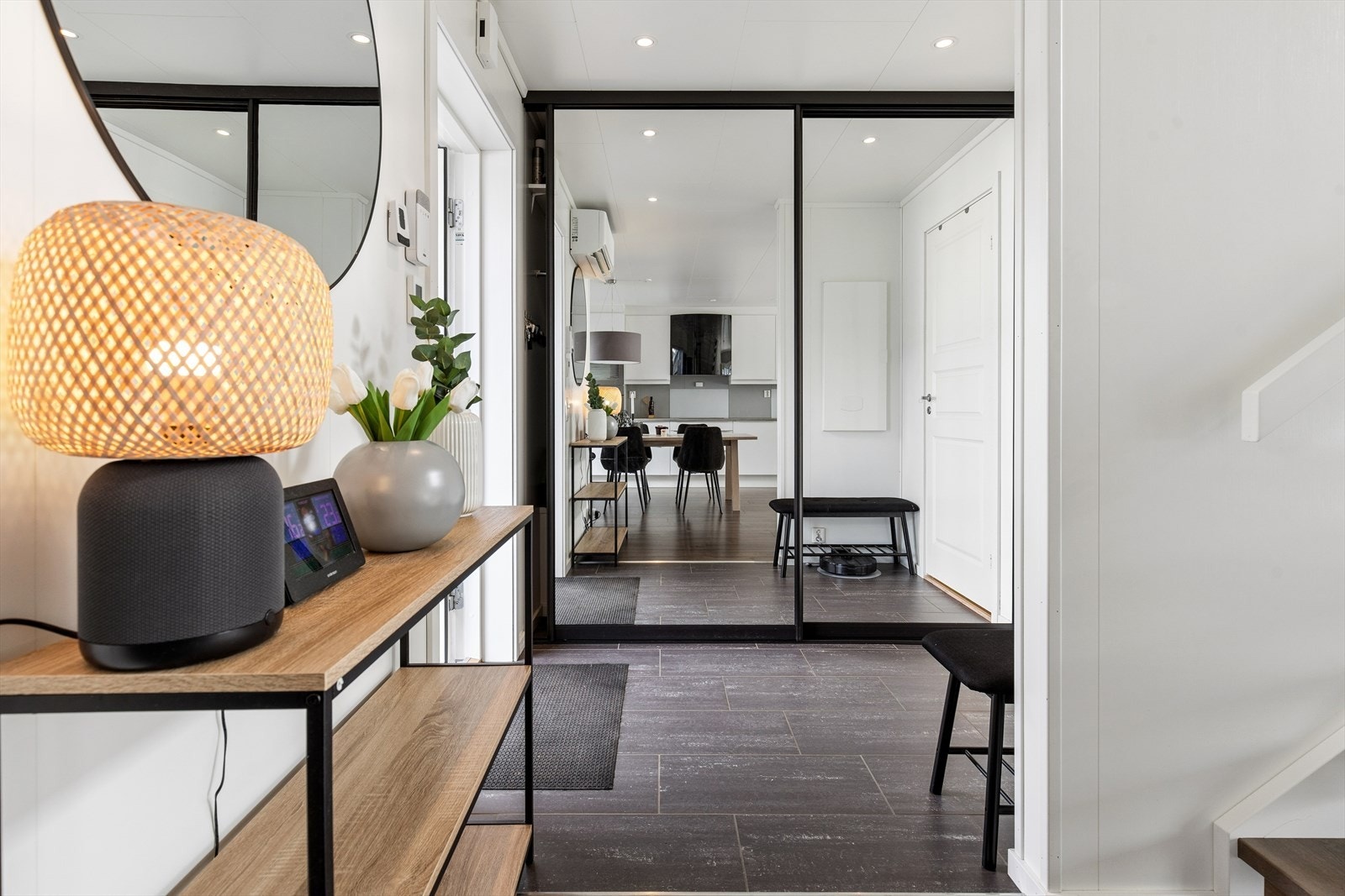 Flislagt med gulvvarme. Sttor skyvedørsgarderobe med speilfronter og svarte beslag. Downlights i himling. Galleribilde
