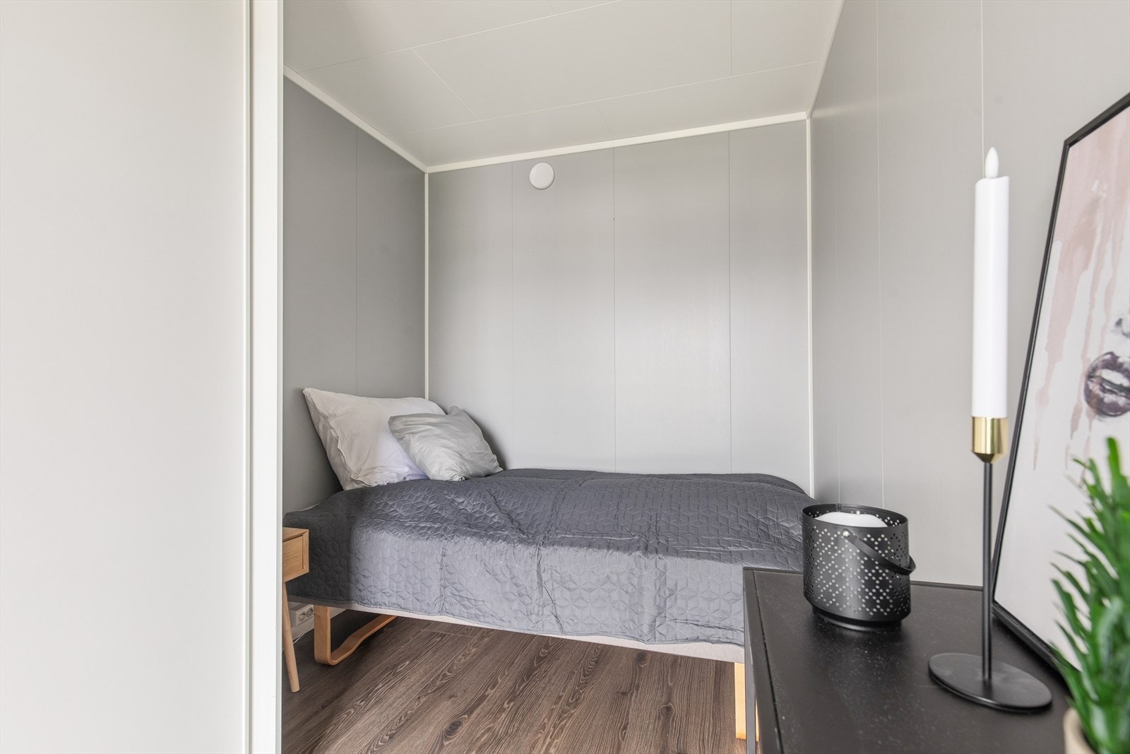 Soverom 2 3. Alle soverommene har også plass til senger og annet møblement. Det er garderobeskap på samtlige soverom. Galleribilde