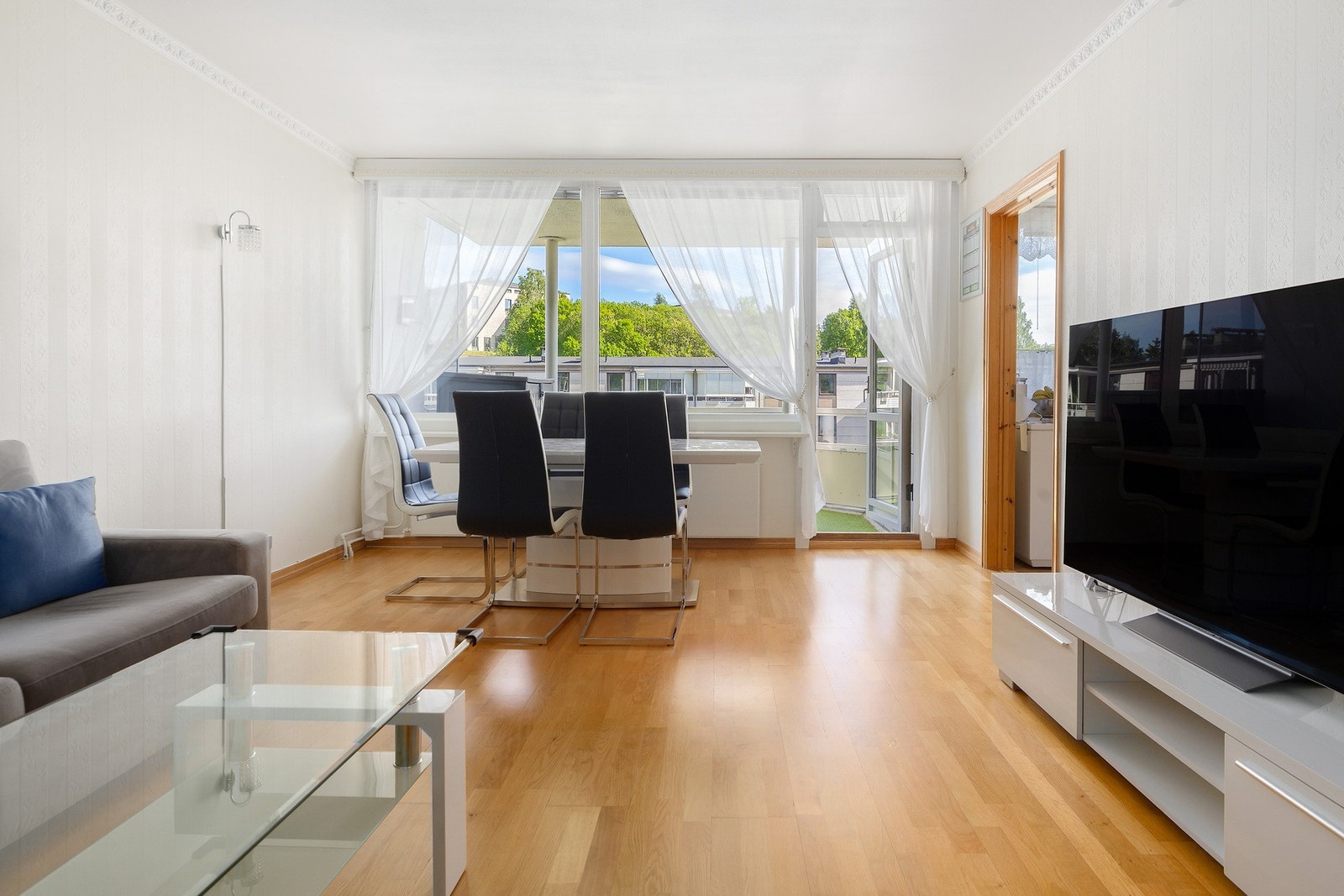Her er det plass til både sofagruppe og spiseplass, og rommet oppleves som et naturlig samlingspunkt for både hverdag og sosiale sammenkomster. Galleribilde