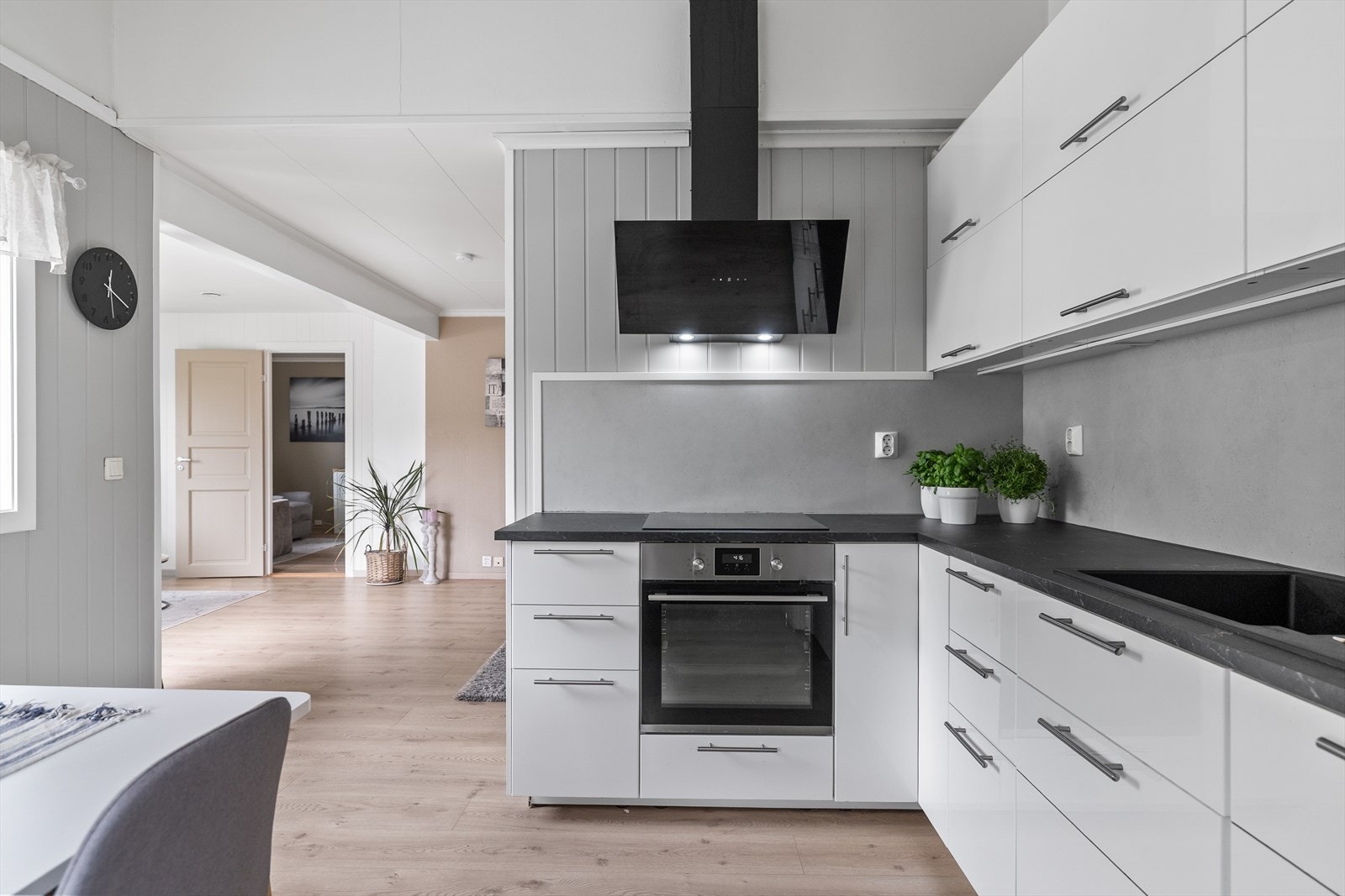 Nedfelt oppvaskkum i kompositt og kjøkkenventilator med avtrekk ut bidrar til både funksjonalitet og et helhetlig uttrykk. Galleribilde