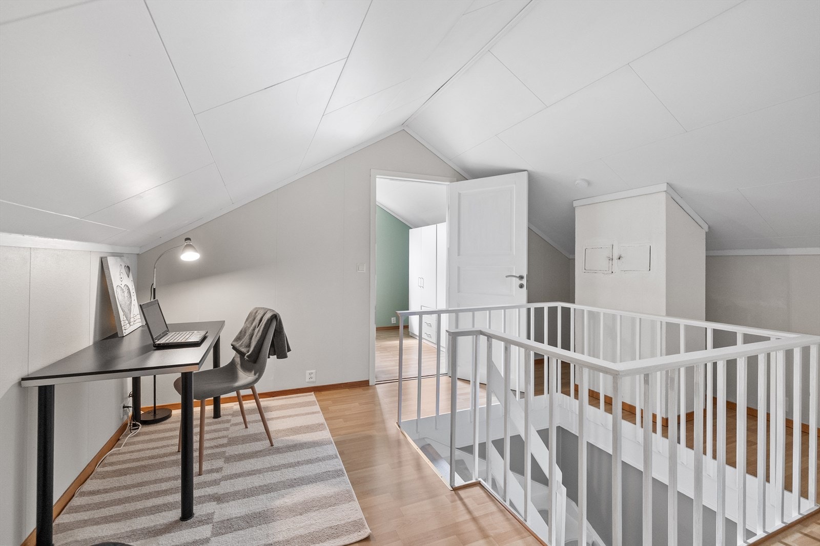 Oppholdsrommet på loftet er et fleksibelt areal som kan benyttes som kontorplass eller en ekstra liten stue. Galleribilde