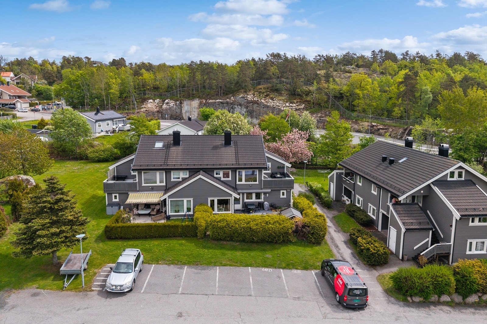 Borettslaget har en stor og eiet tomt på hele 5 936 m² med pent opparbeidede og velholdte fellesarealer som gir et svært trivelig bomiljø. Galleribilde