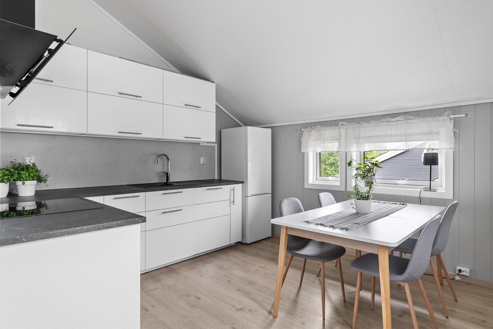Kjøkkenet har godt med skap- og benkeplass som gir gode arbeidsforhold og praktiske oppbevaringsmuligheter. Det er også plass til en hyggelig spiseplass, noe som gjør kjøkkenet til et naturlig samlingspunkt i hverdagen. Galleribilde