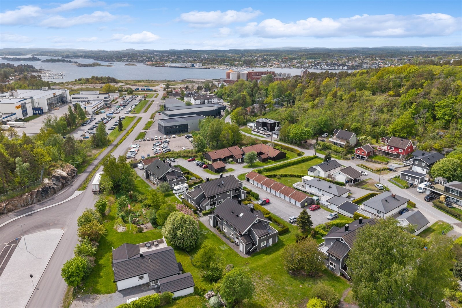 Beliggenheten gir nærhet til både servicetilbud og flotte turområder ved sjøen. Galleribilde