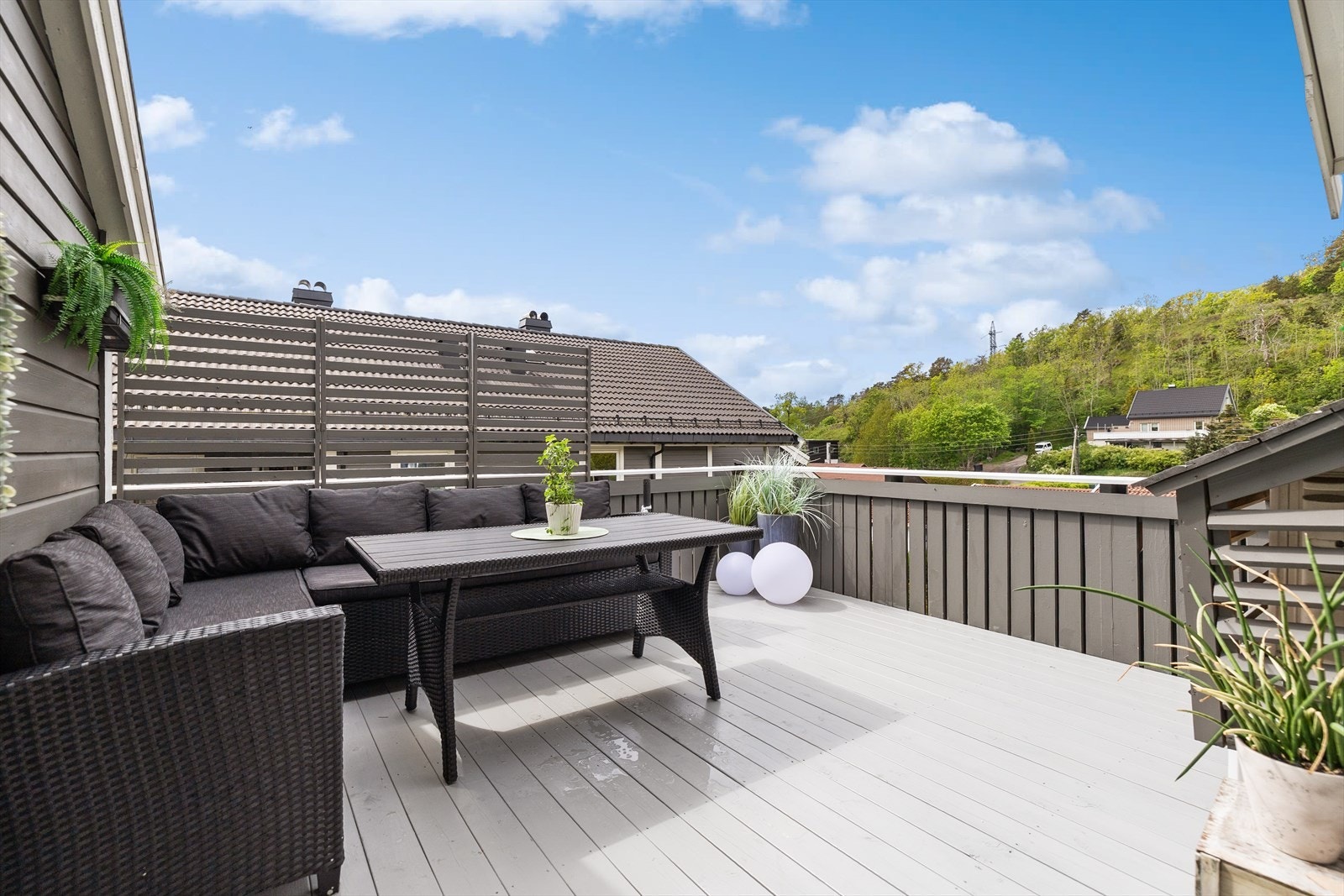 Fra stuen er det utgang til en romslig, vestvendt balkong med god plass til utemøbler, grill og hyggelige sammenkomster. Her kan man nyte gode solforhold store deler av dagen og fine sommerkvelder i rolige omgivelser. Galleribilde