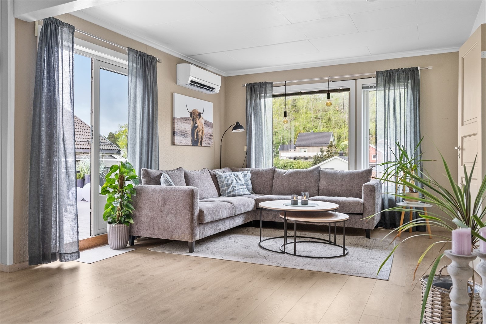 Rommene er malt i pene og tidsriktige fargetoner som gir et moderne og harmonisk uttrykk, kombinert med flotte gulv som binder arealene naturlig sammen. Store vindusflater slipper inn rikelig med dagslys og bidrar til en lys og trivelig atmosfære. Galleribilde