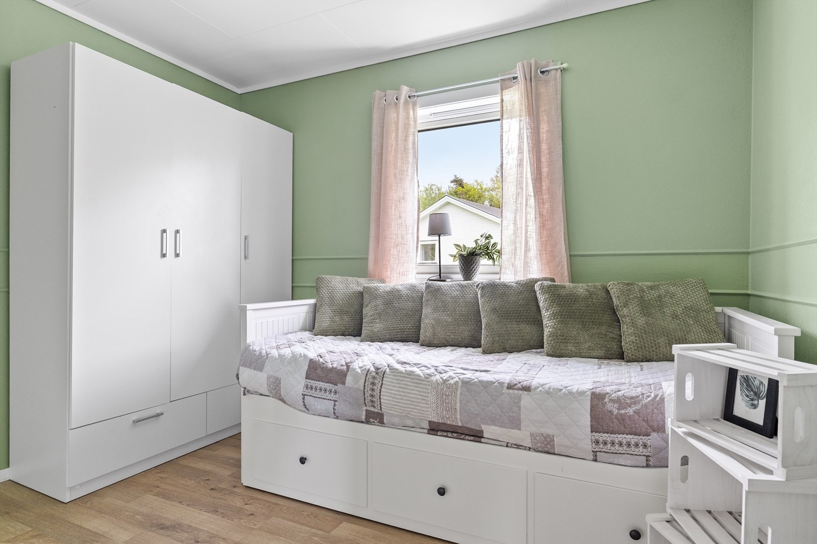 Soverom i hovedetasjen med plass til seng og garderobeløsning. Rommet har en lun og behagelig atmosfære med gode møbleringsmuligheter og nærhet til badet, noe som gir en praktisk og komfortabel planløsning i hverdagen. Galleribilde