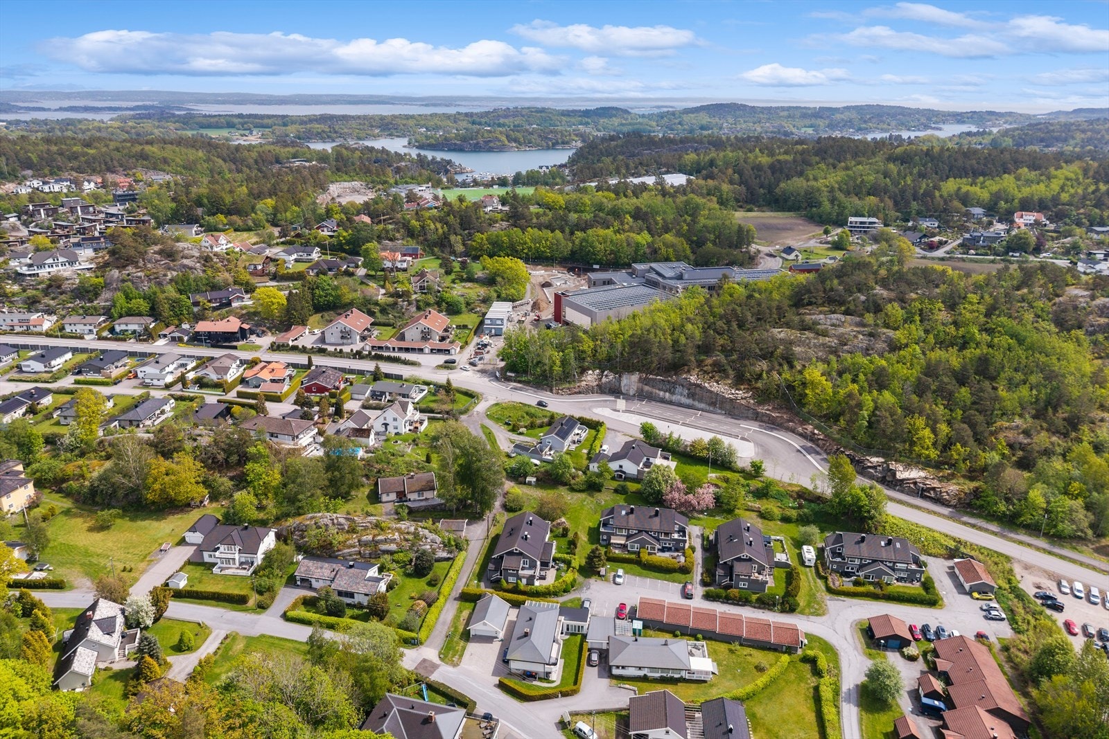 Området er også godt tilrettelagt for familier med barn. Det finnes flere barnehager i nærområdet, blant annet populære Veraåsen naturbarnehage. I tillegg er det kort vei til skoler på alle trinn, inkludert Varden ungdomsskole. Galleribilde