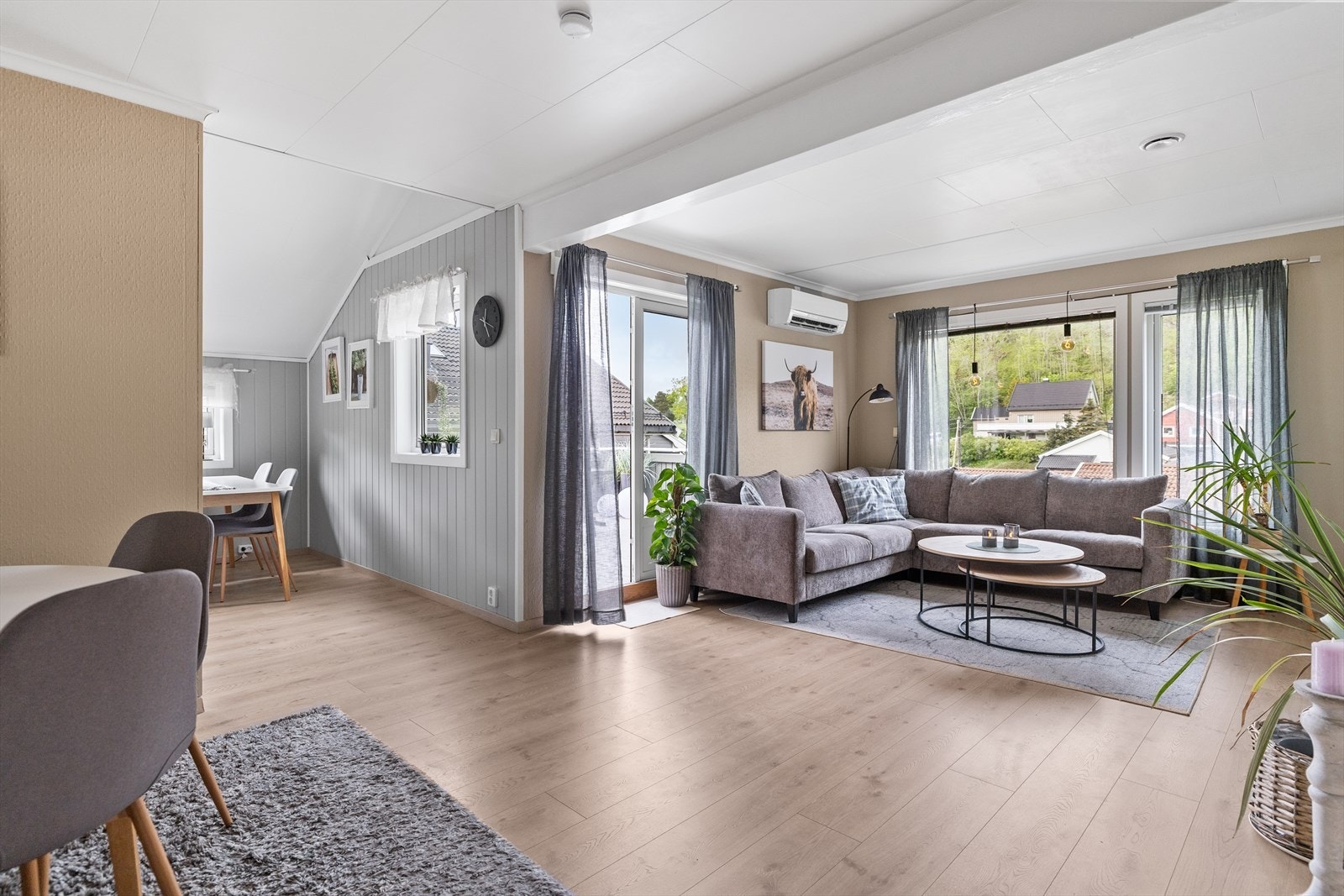 Stuen og spisestuen ligger i en delvis åpen løsning mot kjøkkenet, noe som skaper en sosial, luftig og innbydende oppholdssone med god romfølelse. Galleribilde