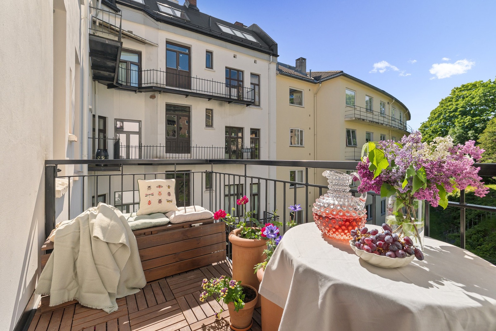 Balkongen er som nevnt solrik, og vender ut mot frodig gårdsrom. Galleribilde