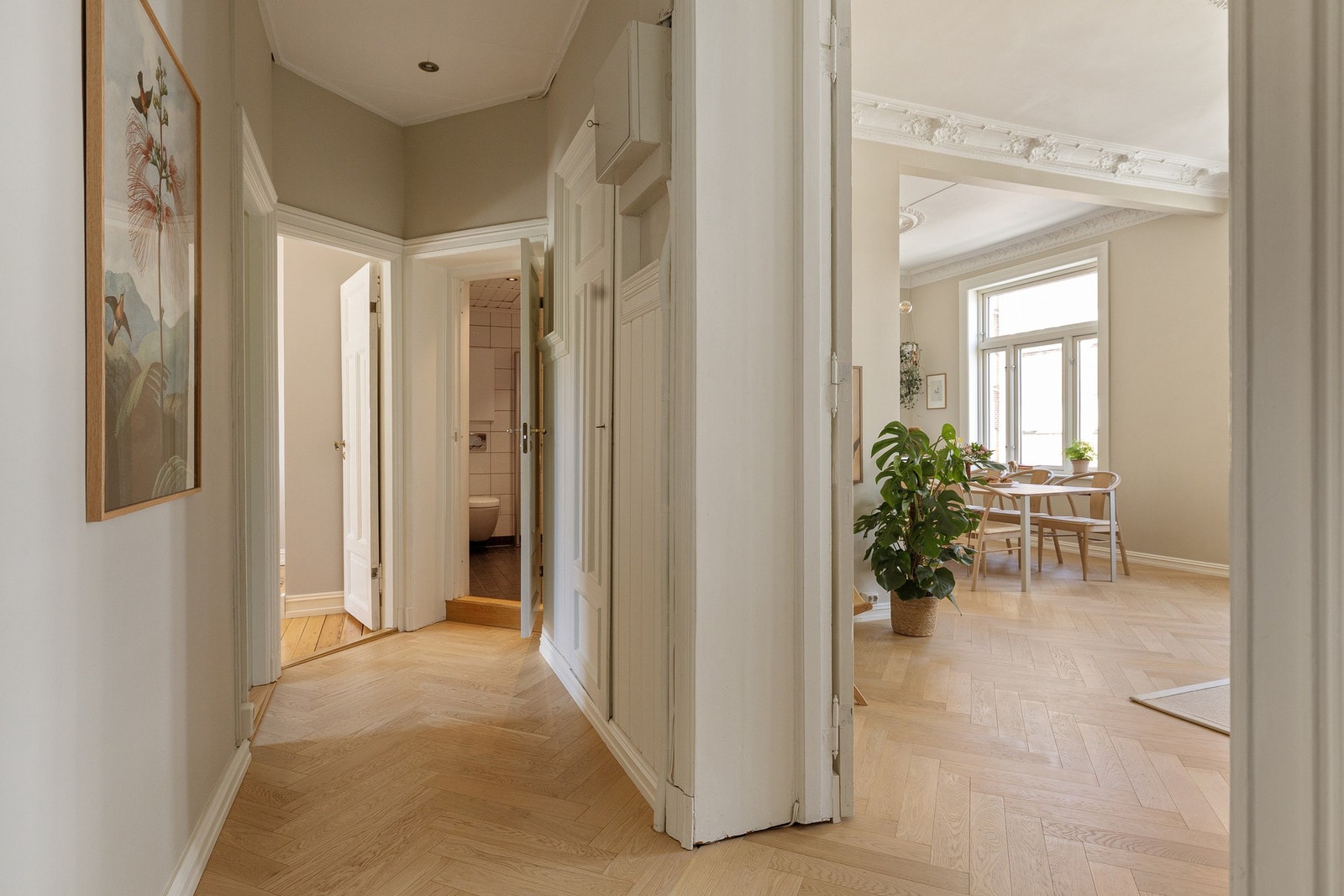 Du skal straks få se soverommene, men først må vi ut på balkongen. Galleribilde