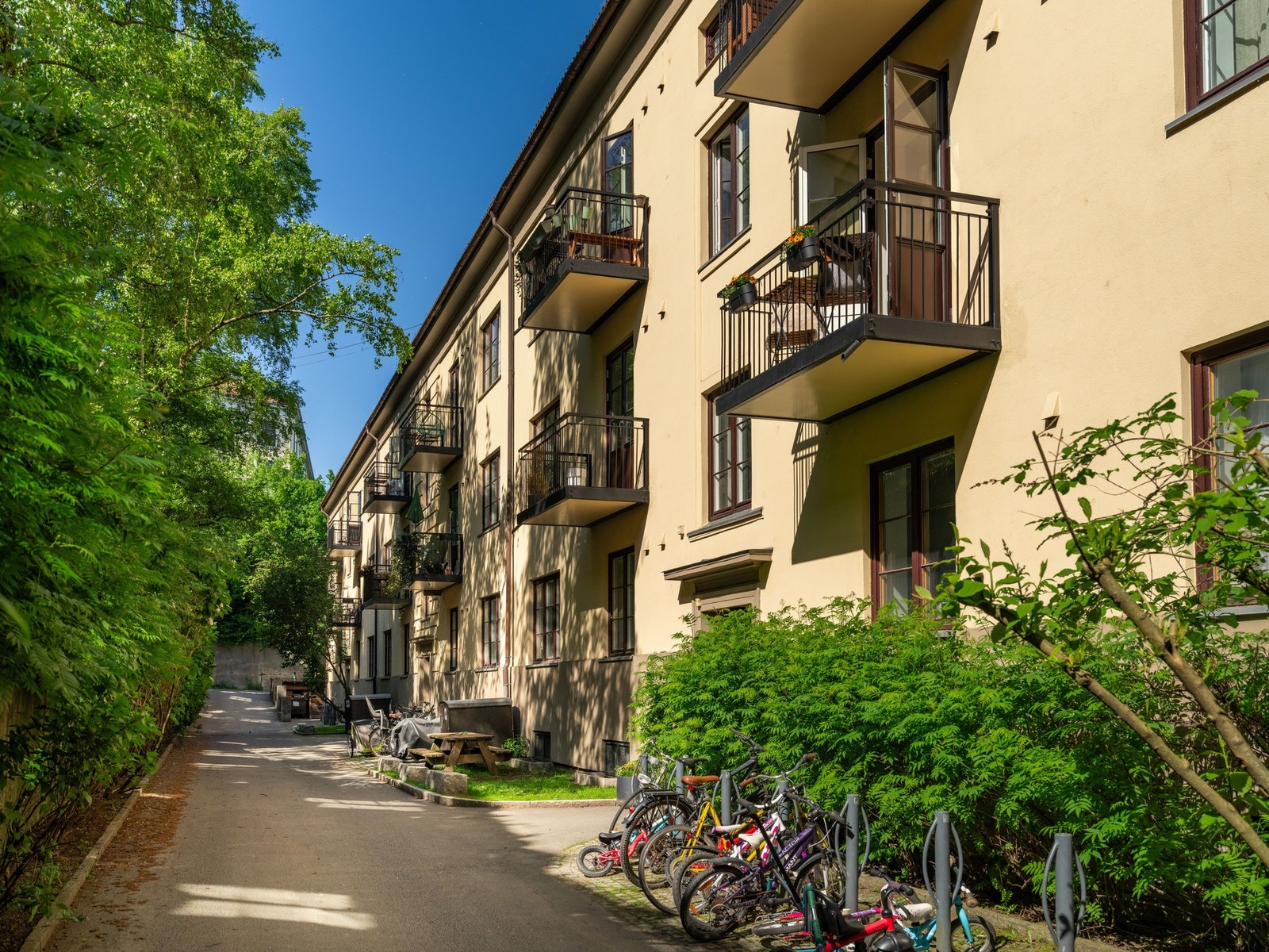 Leiligheten har en svært attraktiv beliggenhet med en idyllisk og skjermet bakgård. Galleribilde