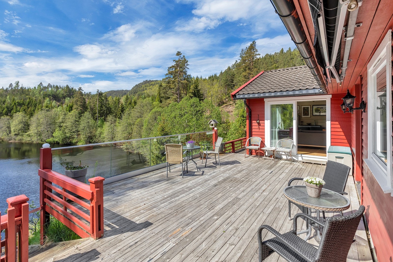 Verandaen byr på flott utsikt mot Topdalselva. Galleribilde