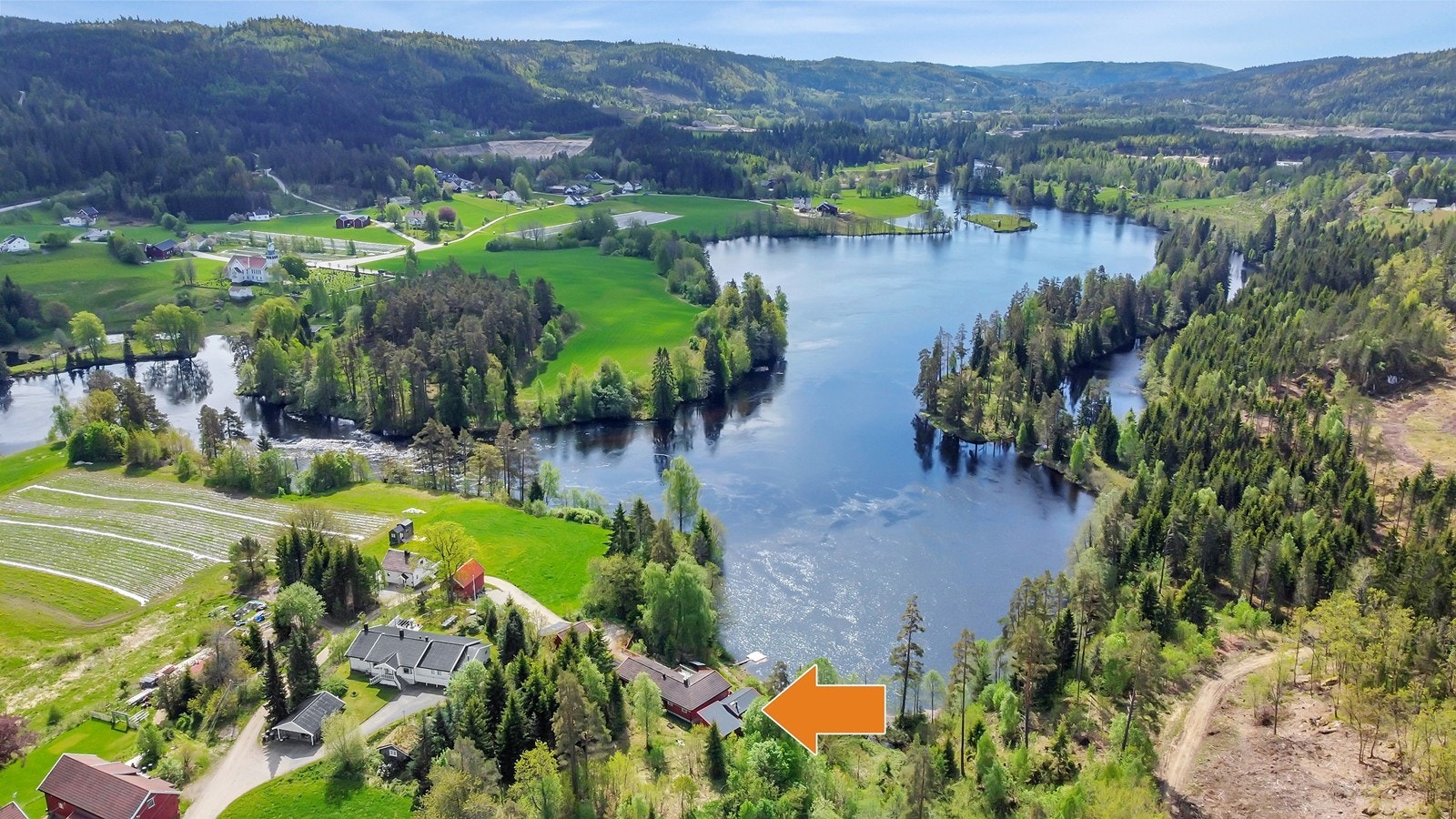 Boligen ligger i landlig område med flott natur. Eiendommen ligger nydelig til ved Topdalselva, omgitt av vakker natur, skog og åpne landskap. Her får man en landlig og usjenert beliggenhet med flott utsikt og naturopplevelser tett på. Galleribilde
